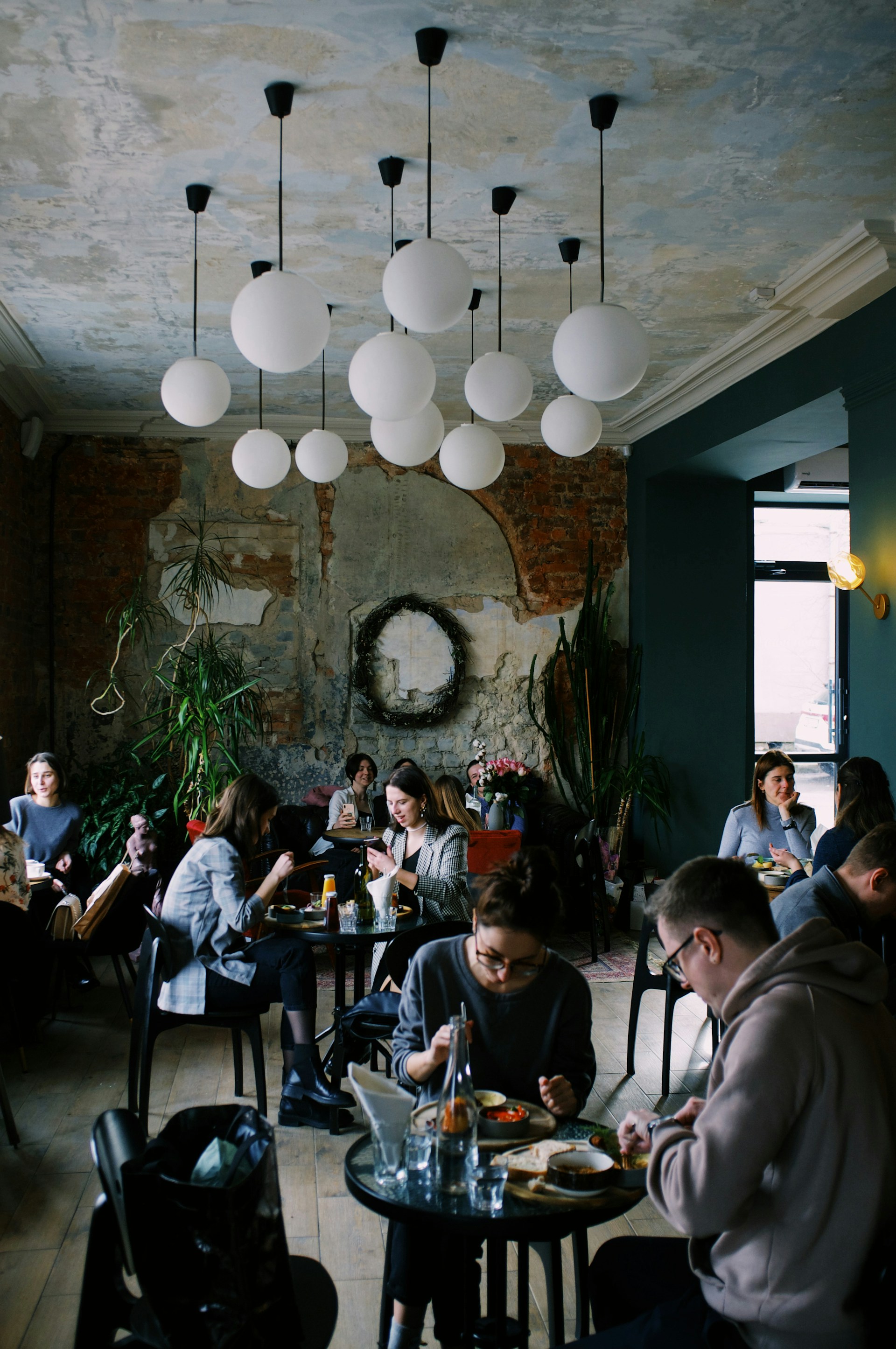 Un café animé | Source : Unsplash