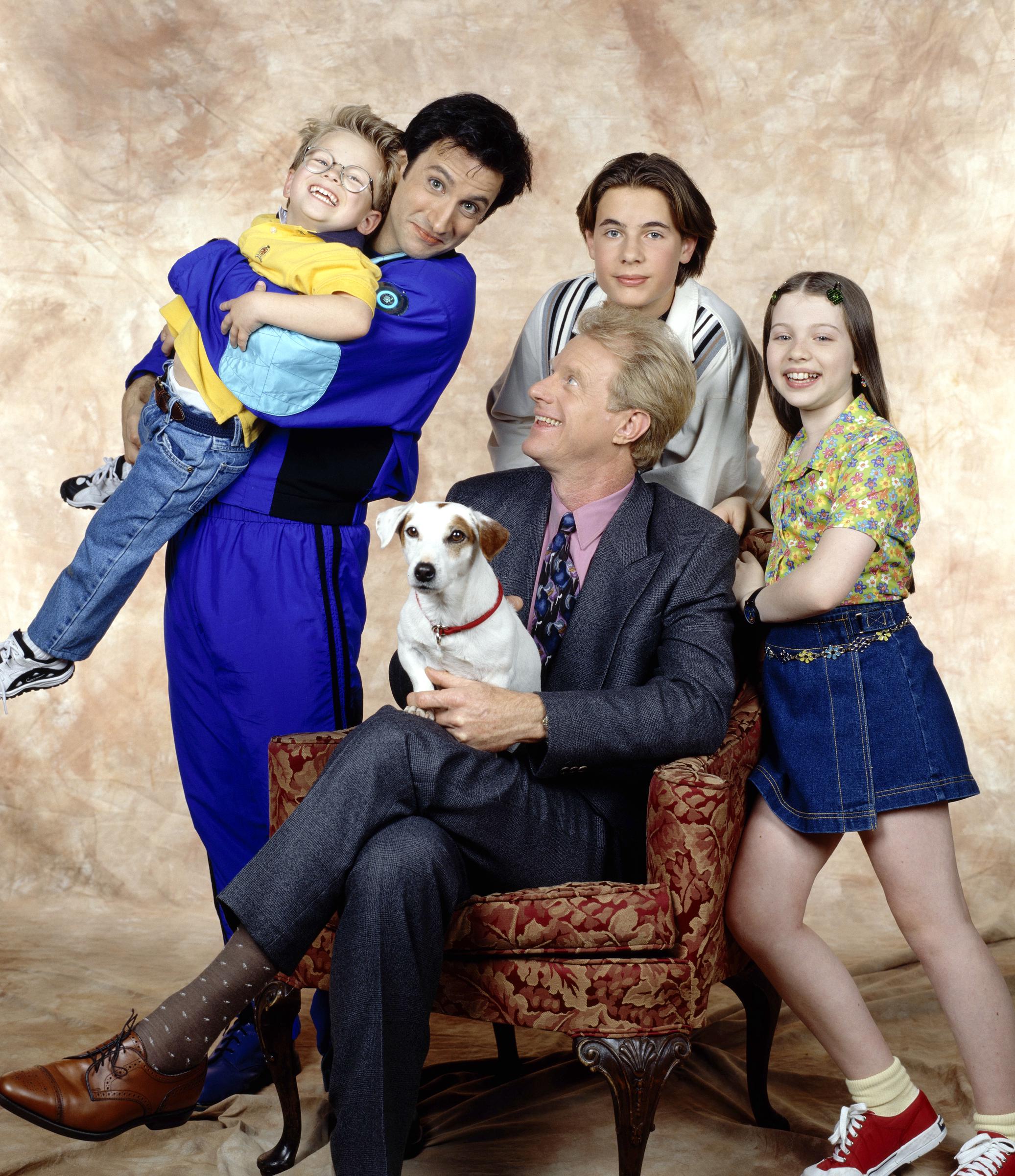 La star des années 90 avec les acteurs de la série comique « Meego » diffusée sur CBS, le 19 septembre 1997  | Source : Getty Images