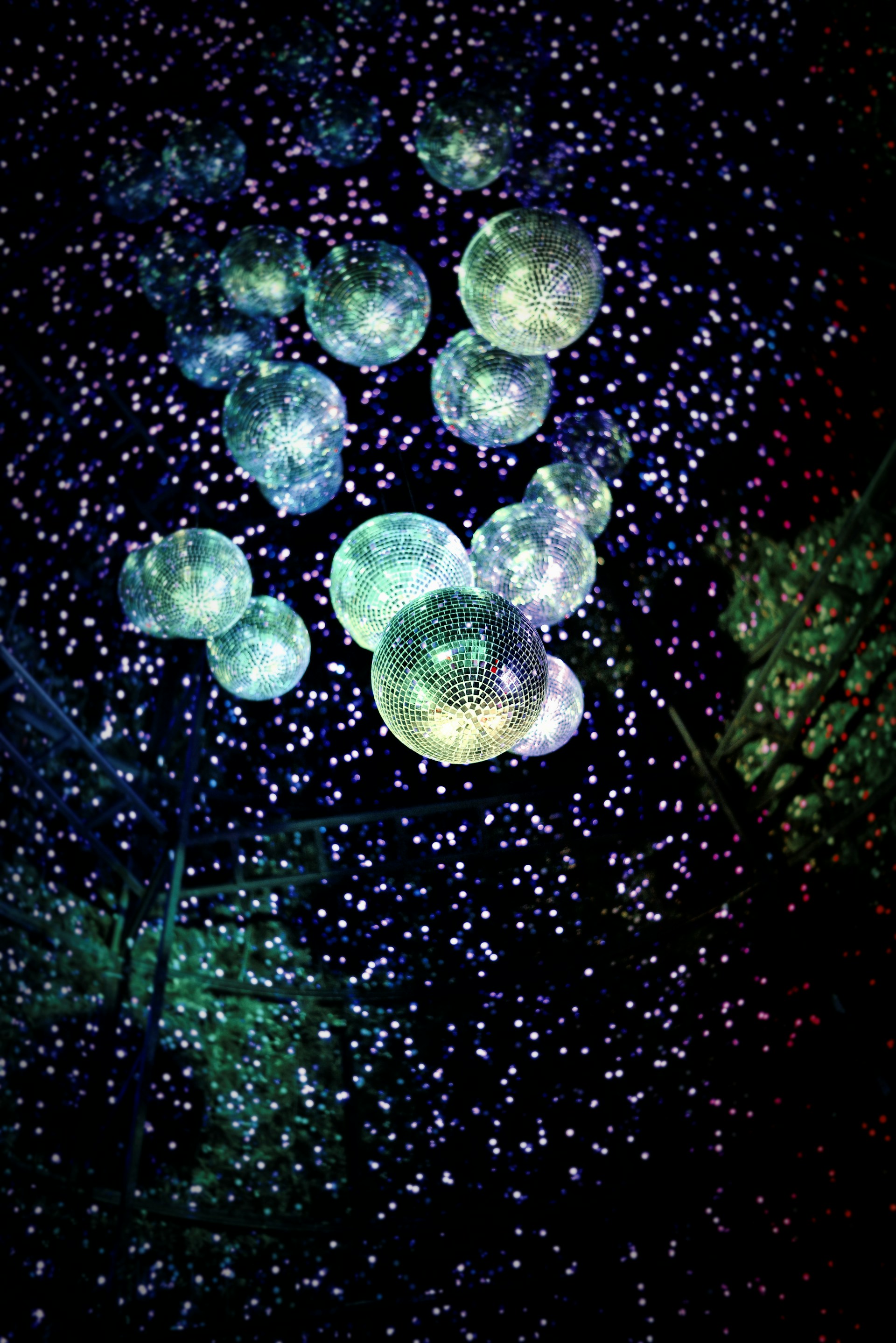 Décorations de bal de fin d'année dans un hall | Source : Unsplash