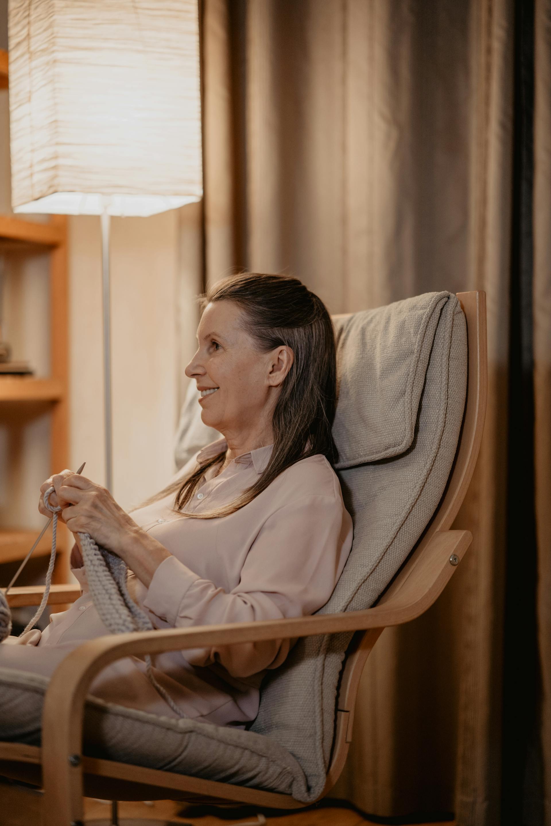 Une femme âgée assise sur une chaise et en train de tricoter | Source : Pexels