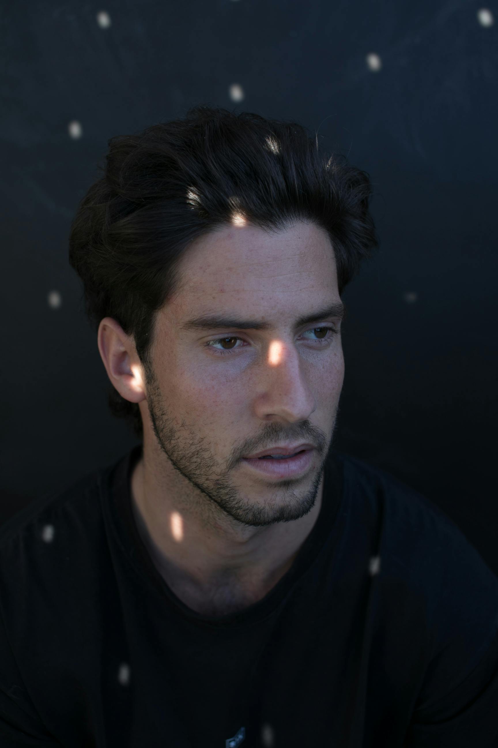 Un homme plongé dans ses pensées | Source : Pexels