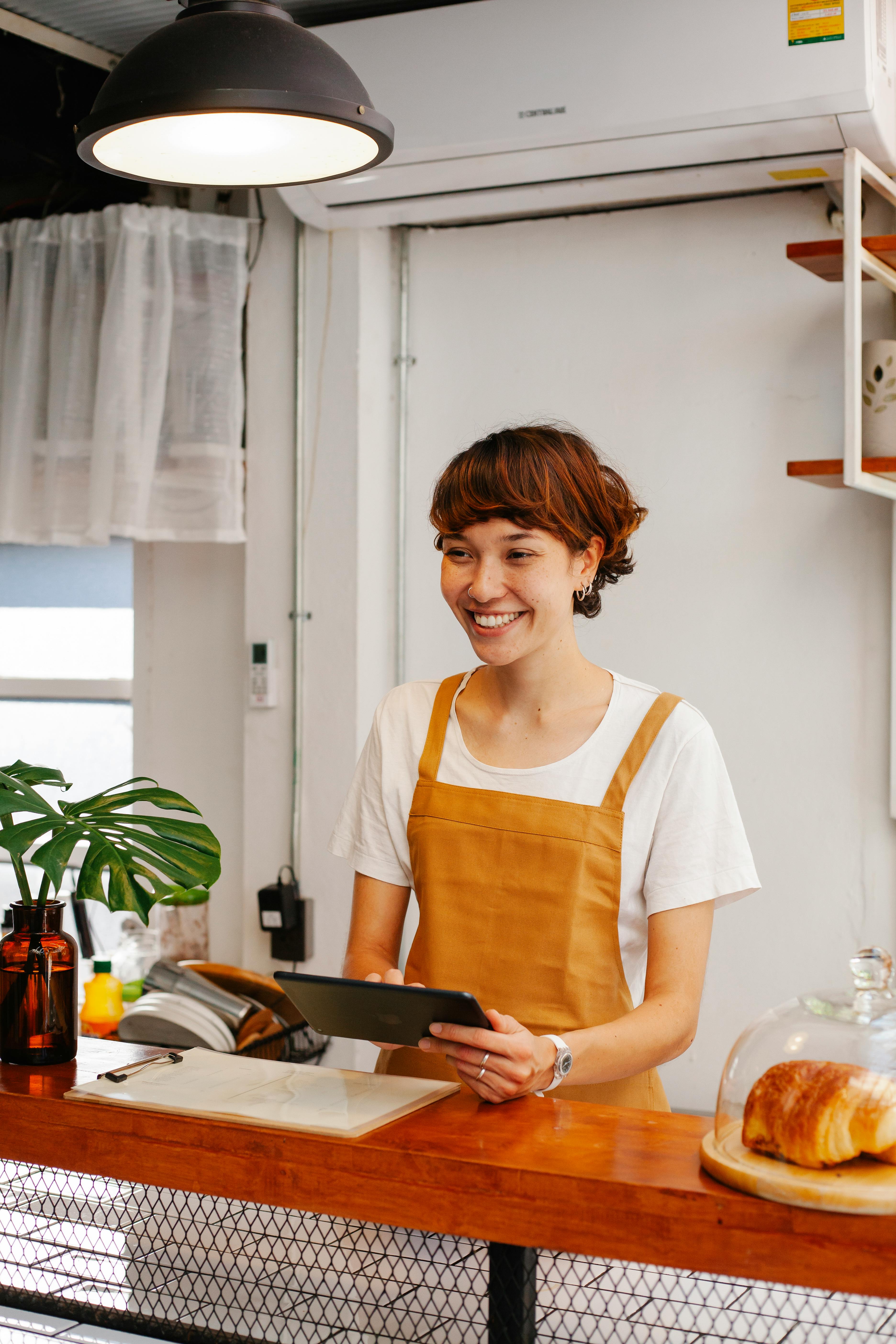 Une serveuse heureuse | Source : Pexels