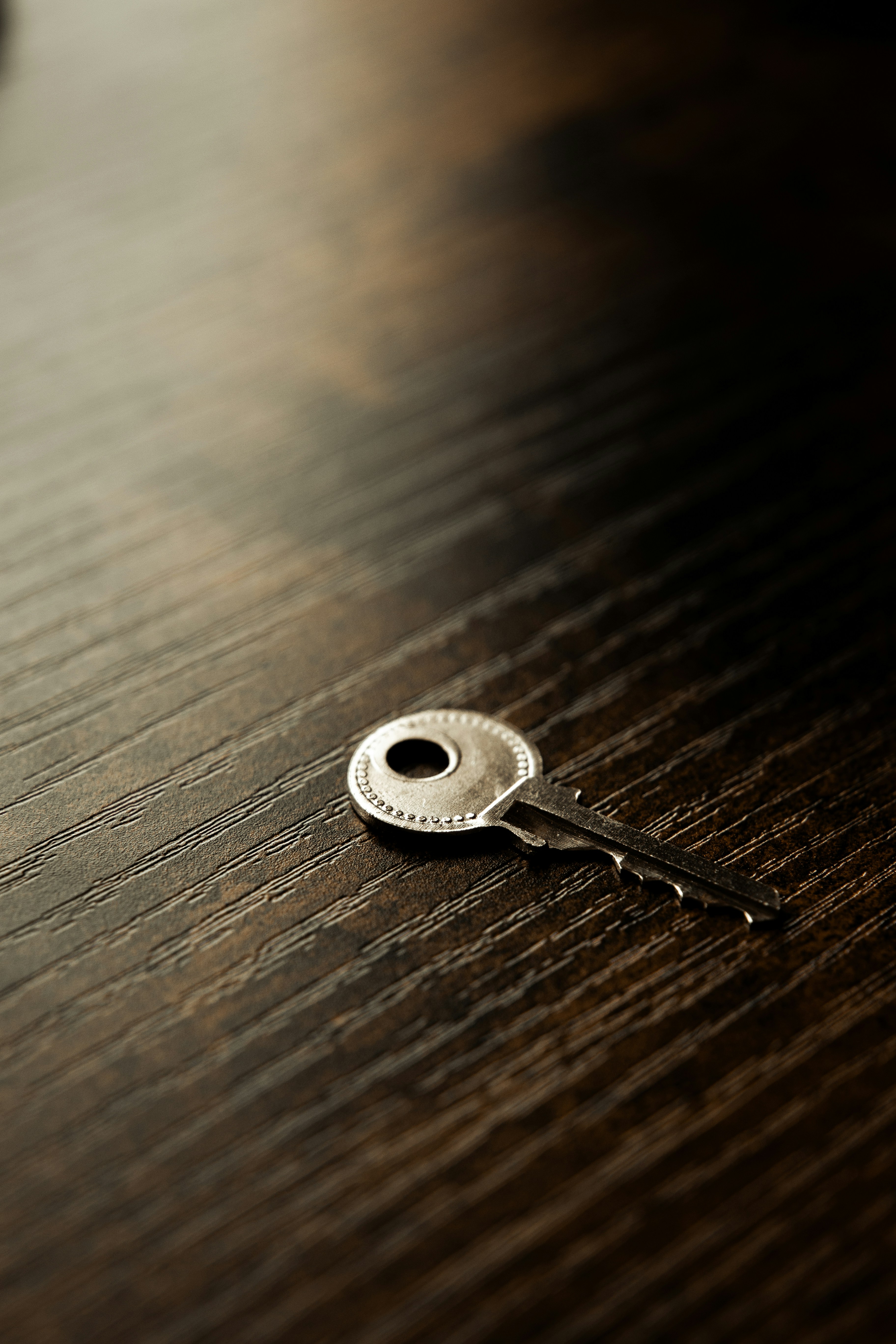 Une clé sur une table | Source : Unsplash