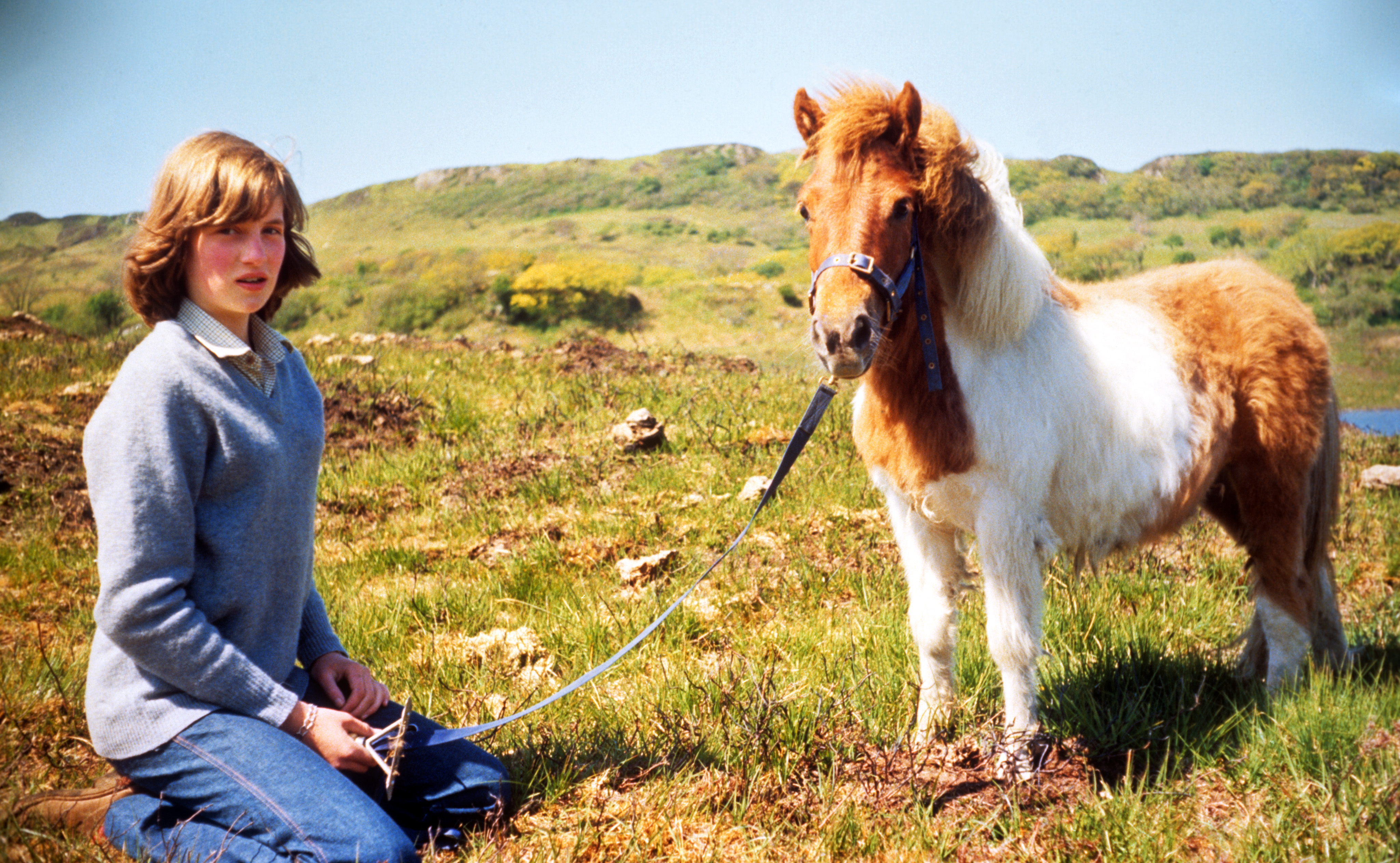 Diana, princesse de Galles, photographiée avec un poney dans la maison de sa mère en Écosse pendant l'été 1974. | Source : Getty Images