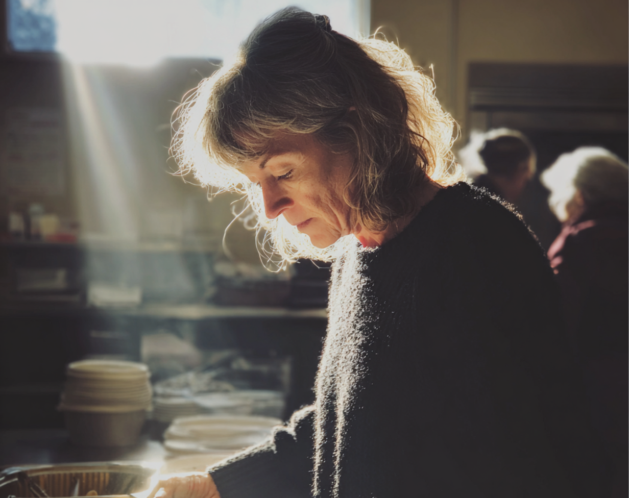 Une femme occupée dans une soupe populaire | Source : Midjourney