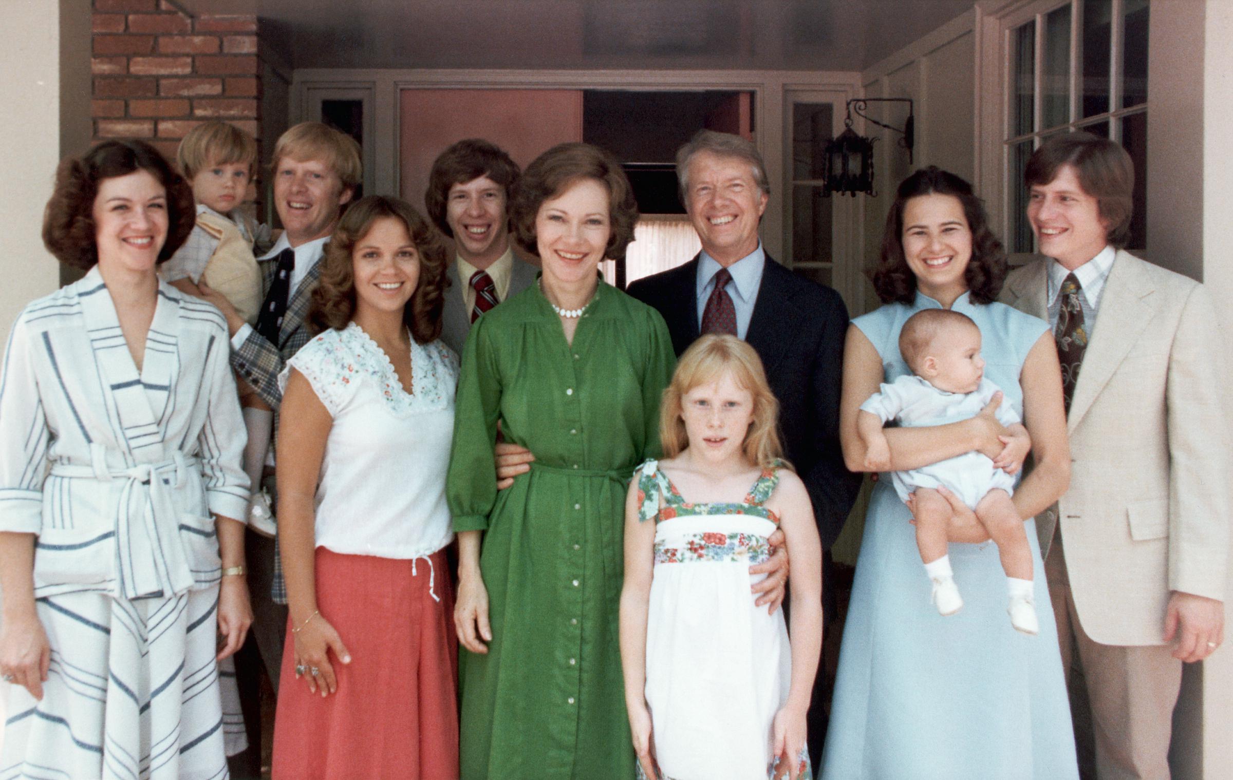 Portrait du président Jimmy Carter et de sa famille élargie le 1er janvier 1977 | Source : Getty Images