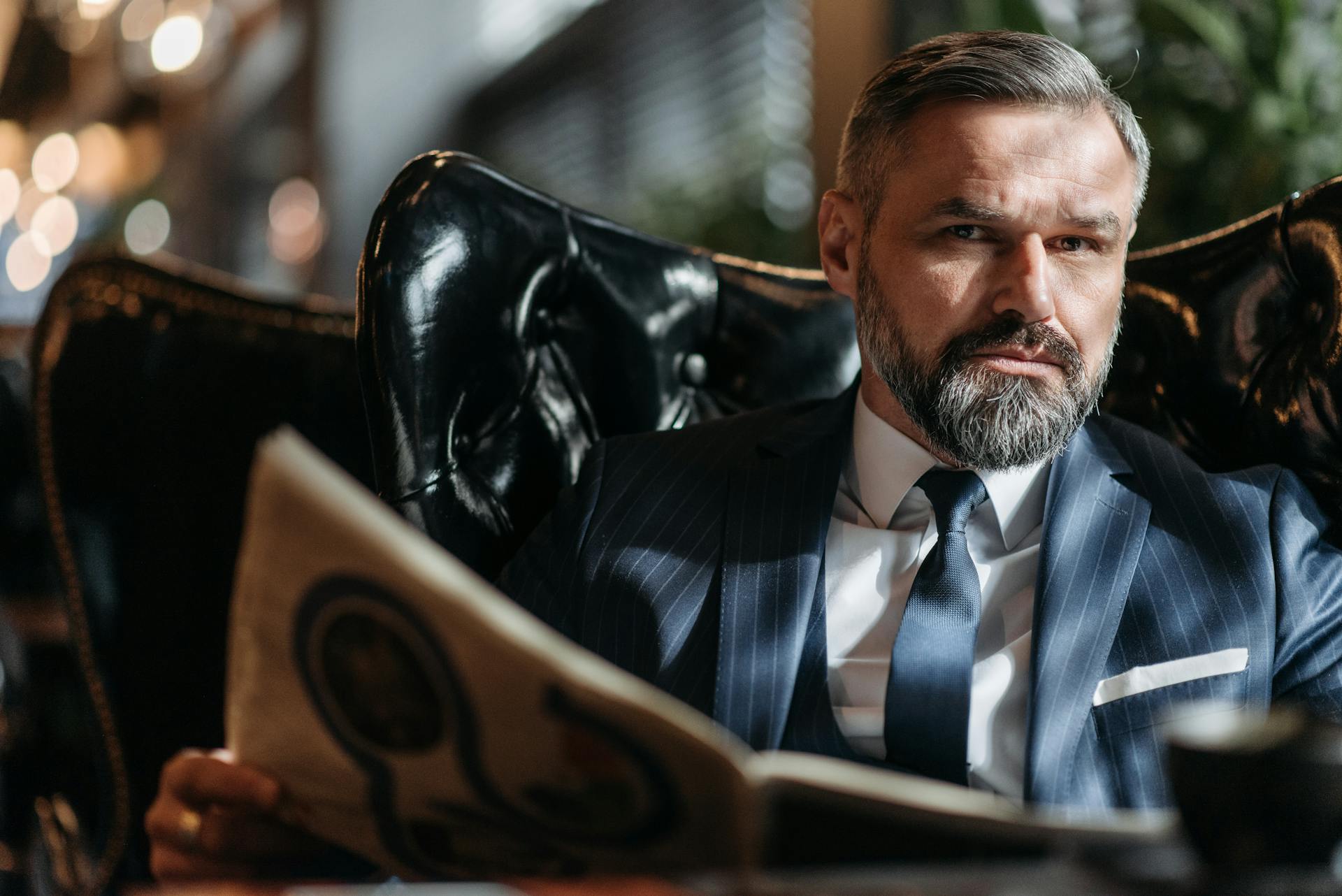 Un homme d'affaires assis dans son bureau | Source : Pexels