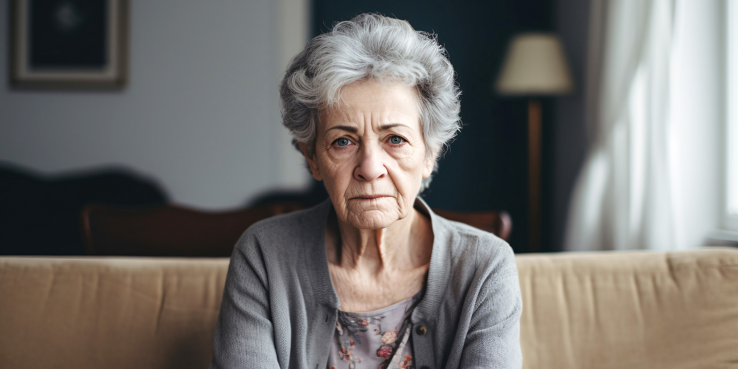 Une femme âgée bouleversée | Source : Freepik