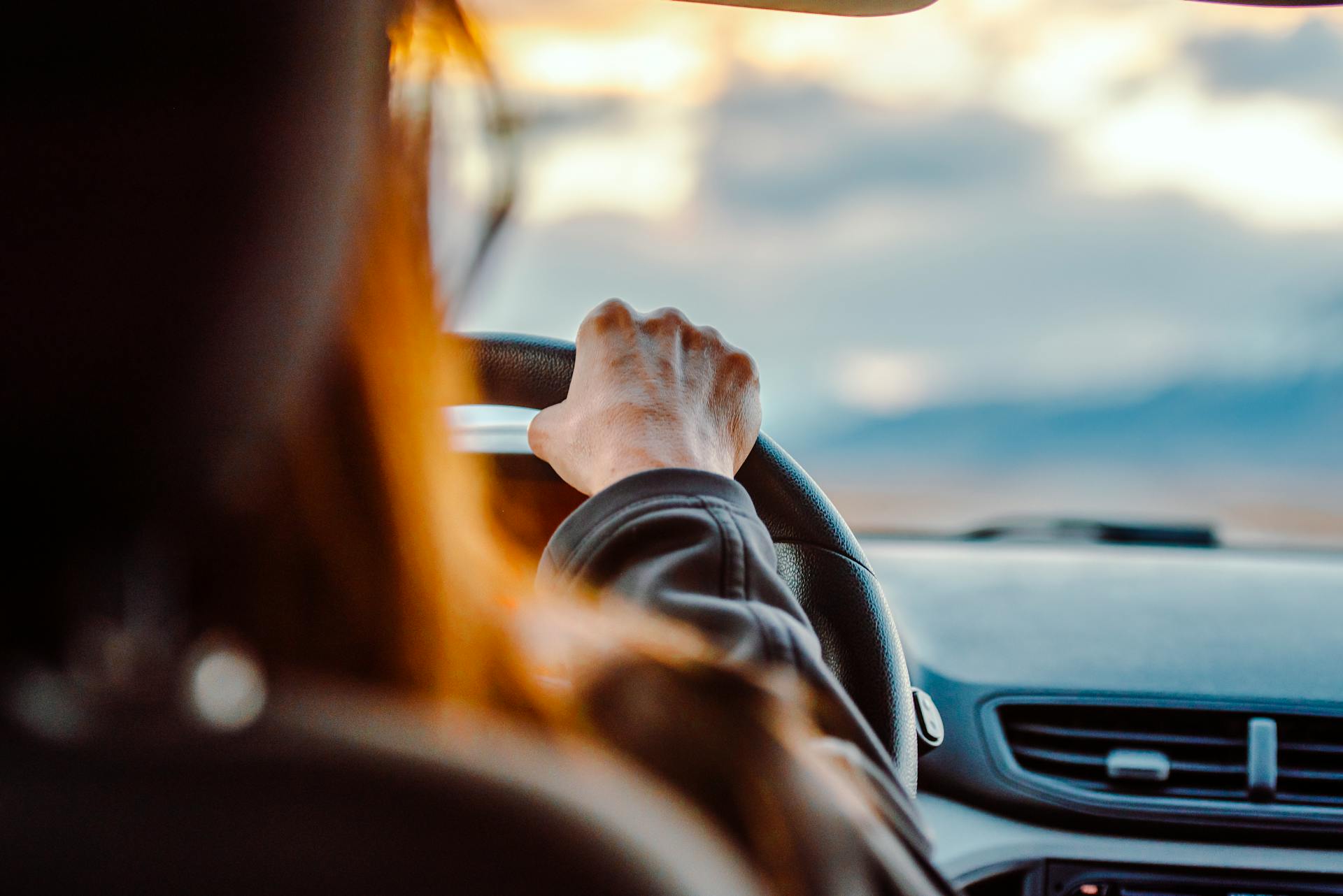 Une femme au volant d'une voiture | Source : Pexels