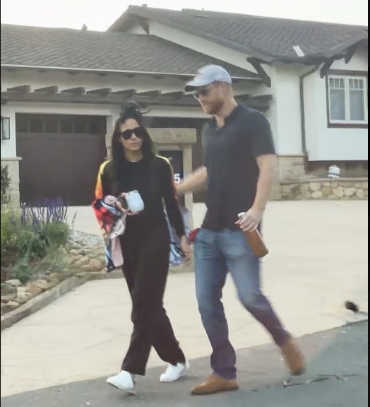 Meghan Markle et le prince Harry en train de faire la chasse aux bonbons avec leurs enfants, extrait d'un post daté du 2 novembre 2025. | Source : X/Princess CarParkle