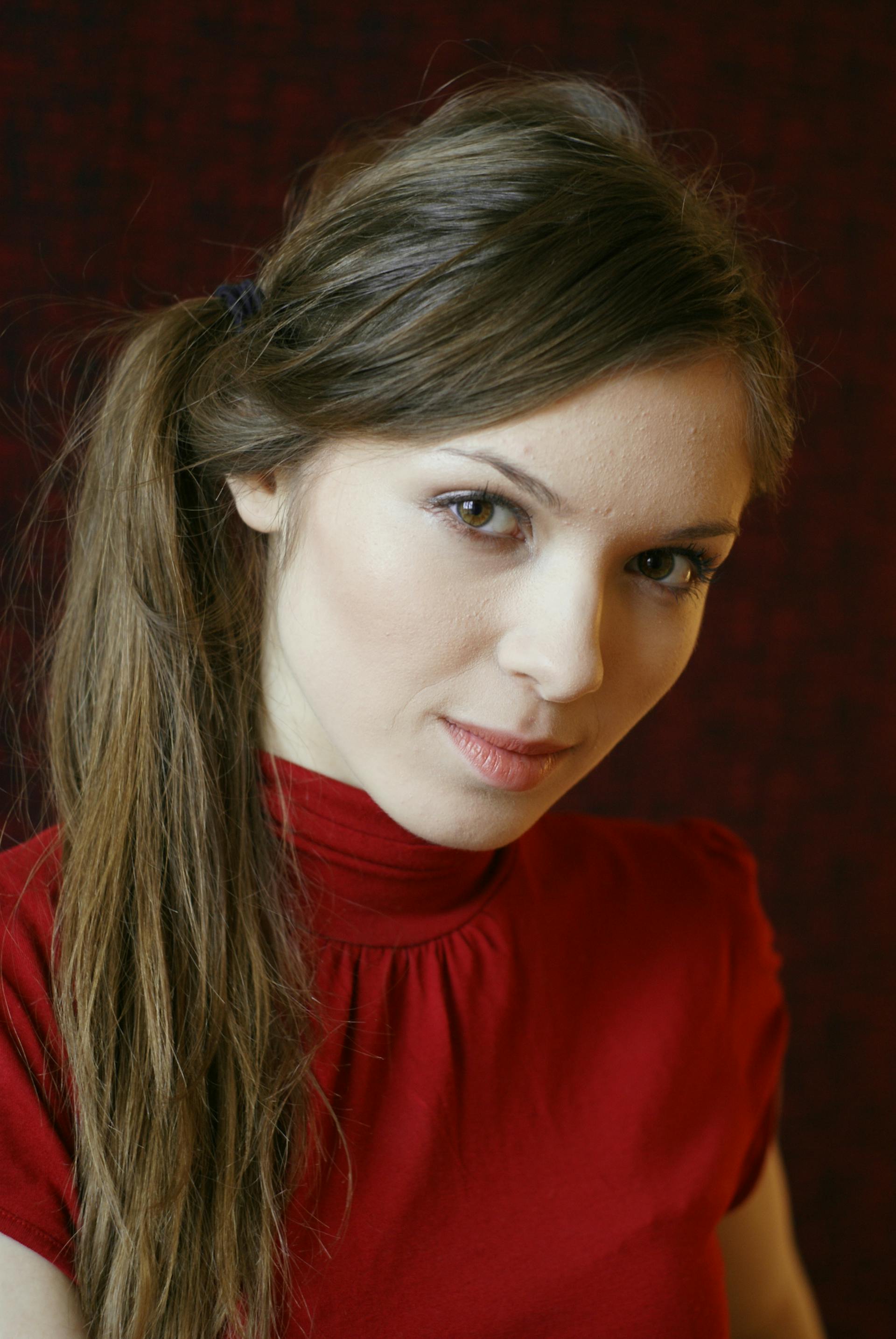 Une femme en robe rouge | Source : Pexels