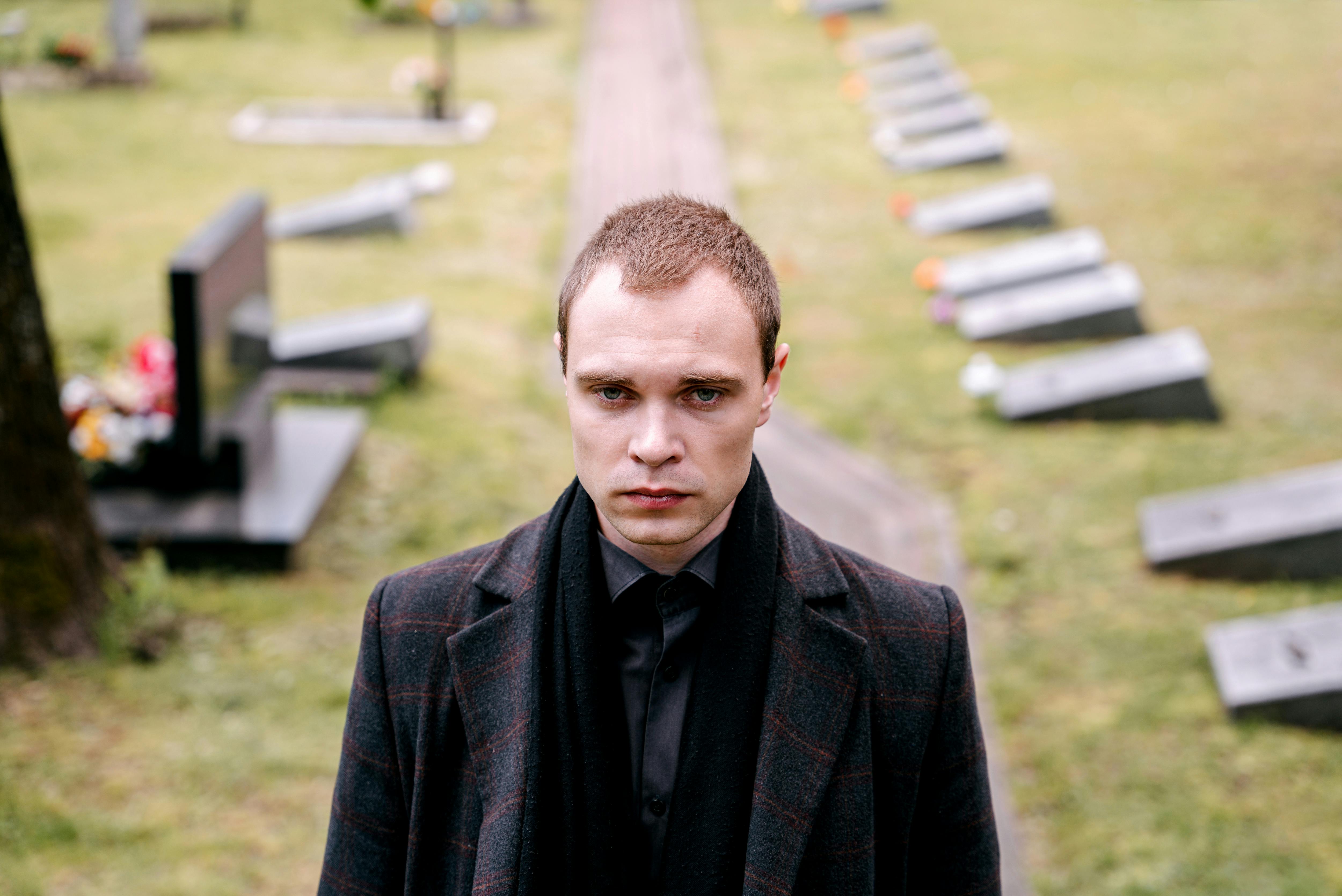 Un homme debout dans un cimetière | Source : Pexels
