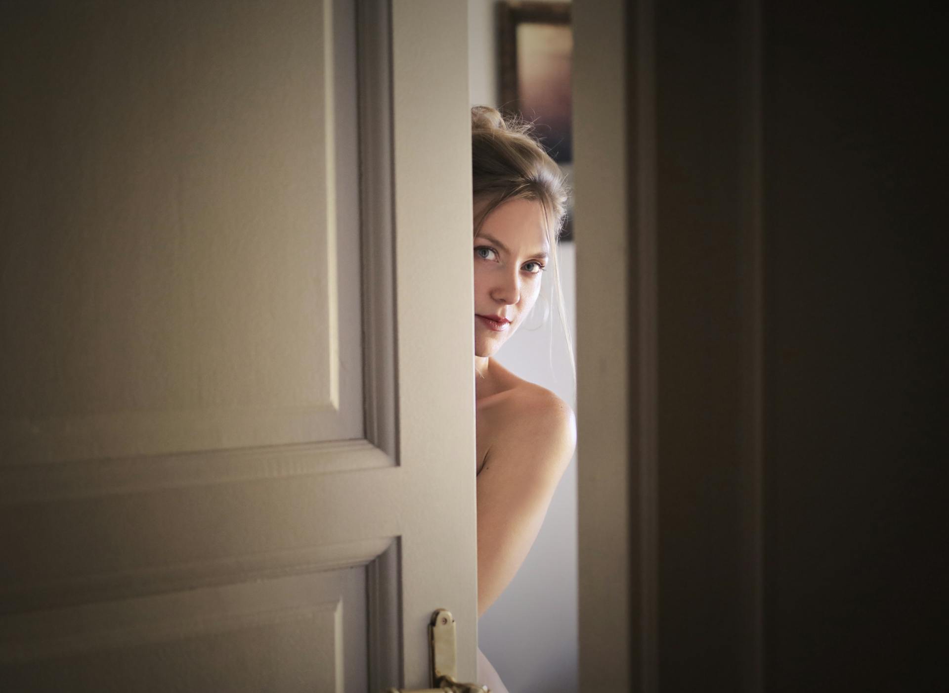 Une femme dans l'embrasure d'une porte | Source : Pexels