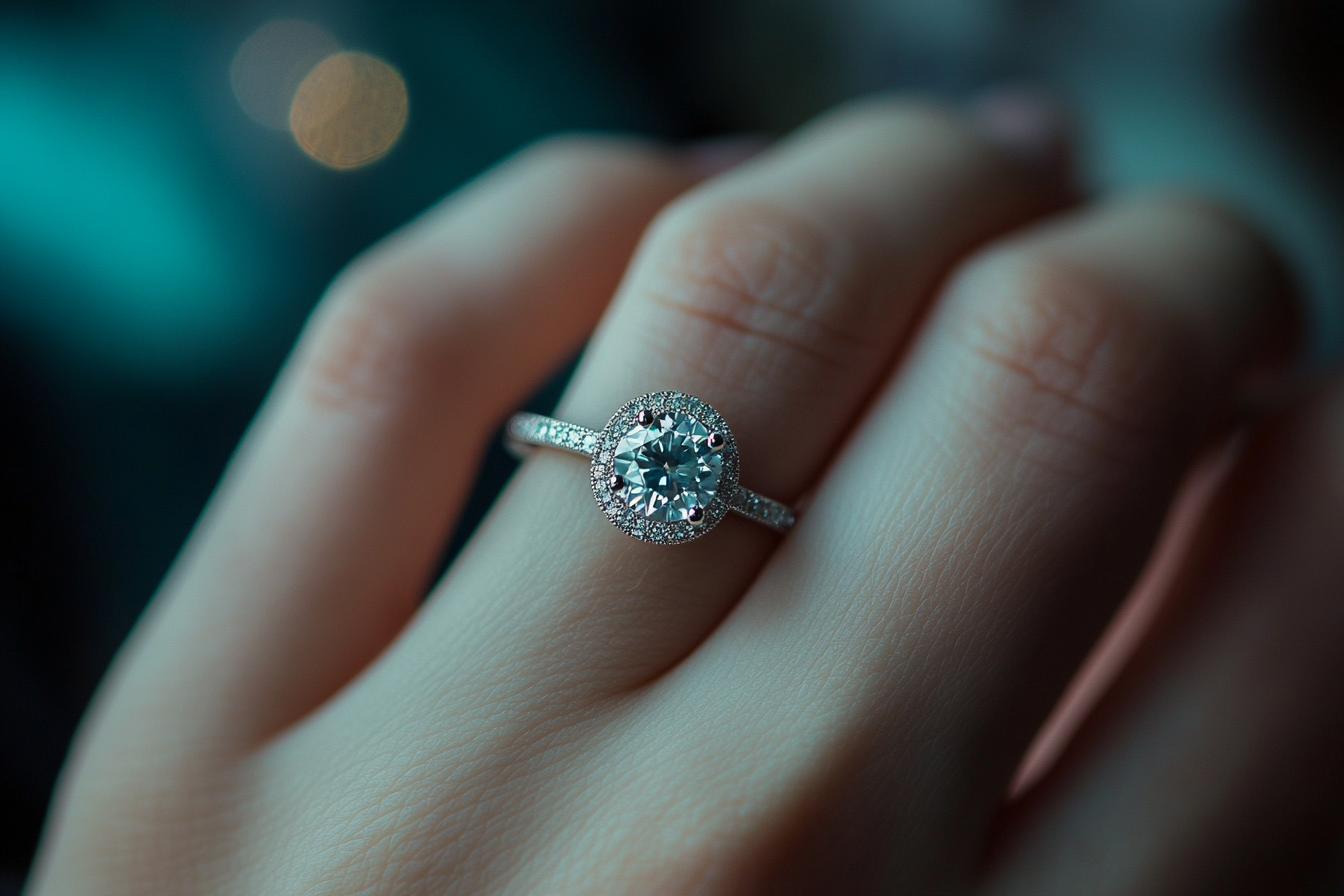 Gros plan sur une bague en diamant | Source : Midjourney