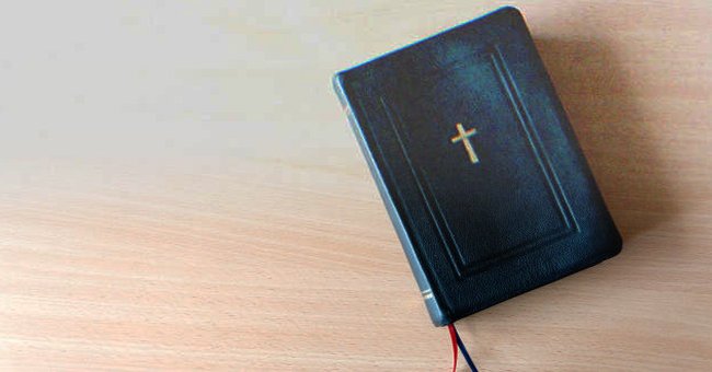 Une bible posée sur une table | Source : Shutterstock