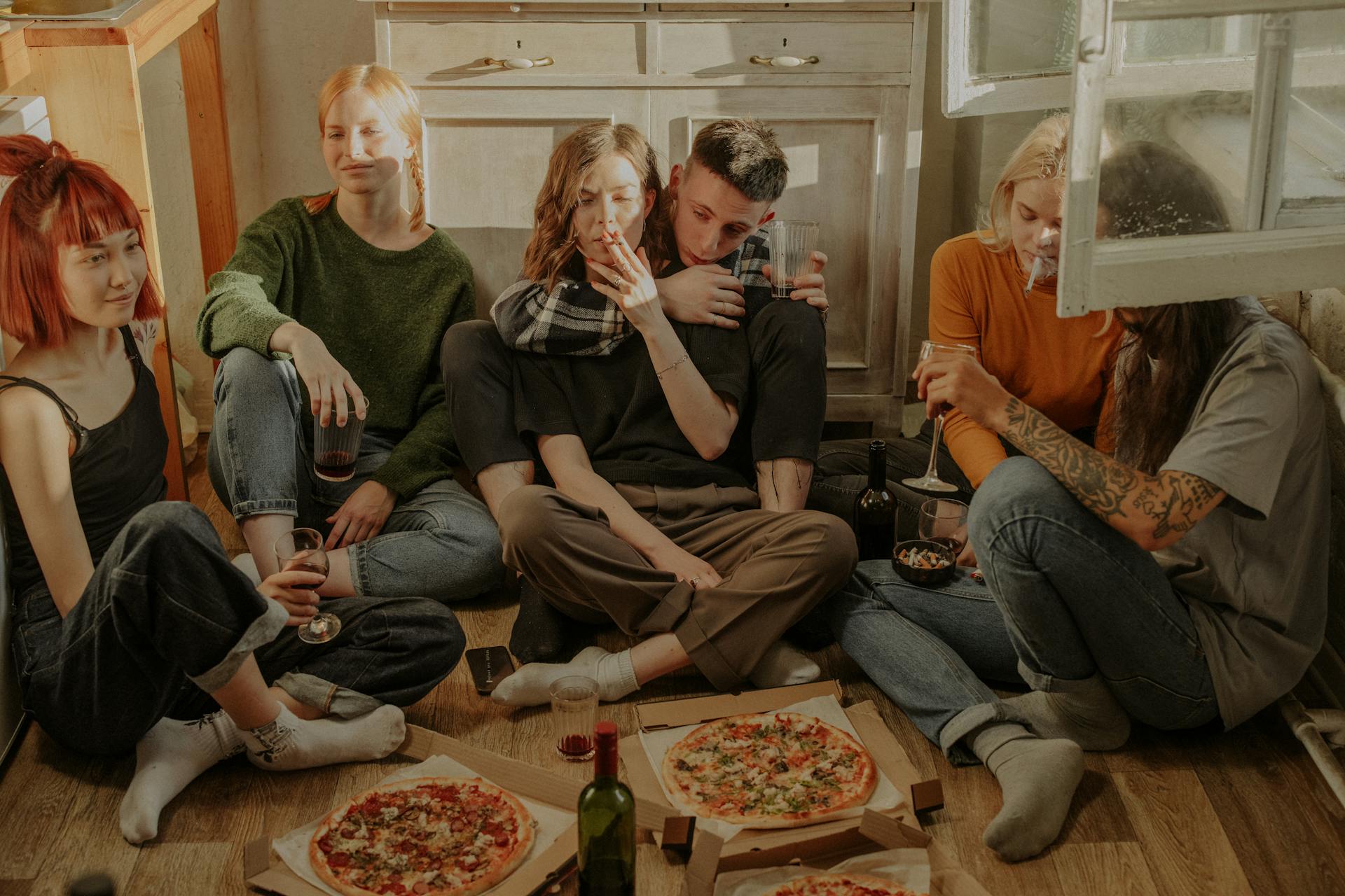 Un groupe de personnes assises ensemble | Source : Pexels