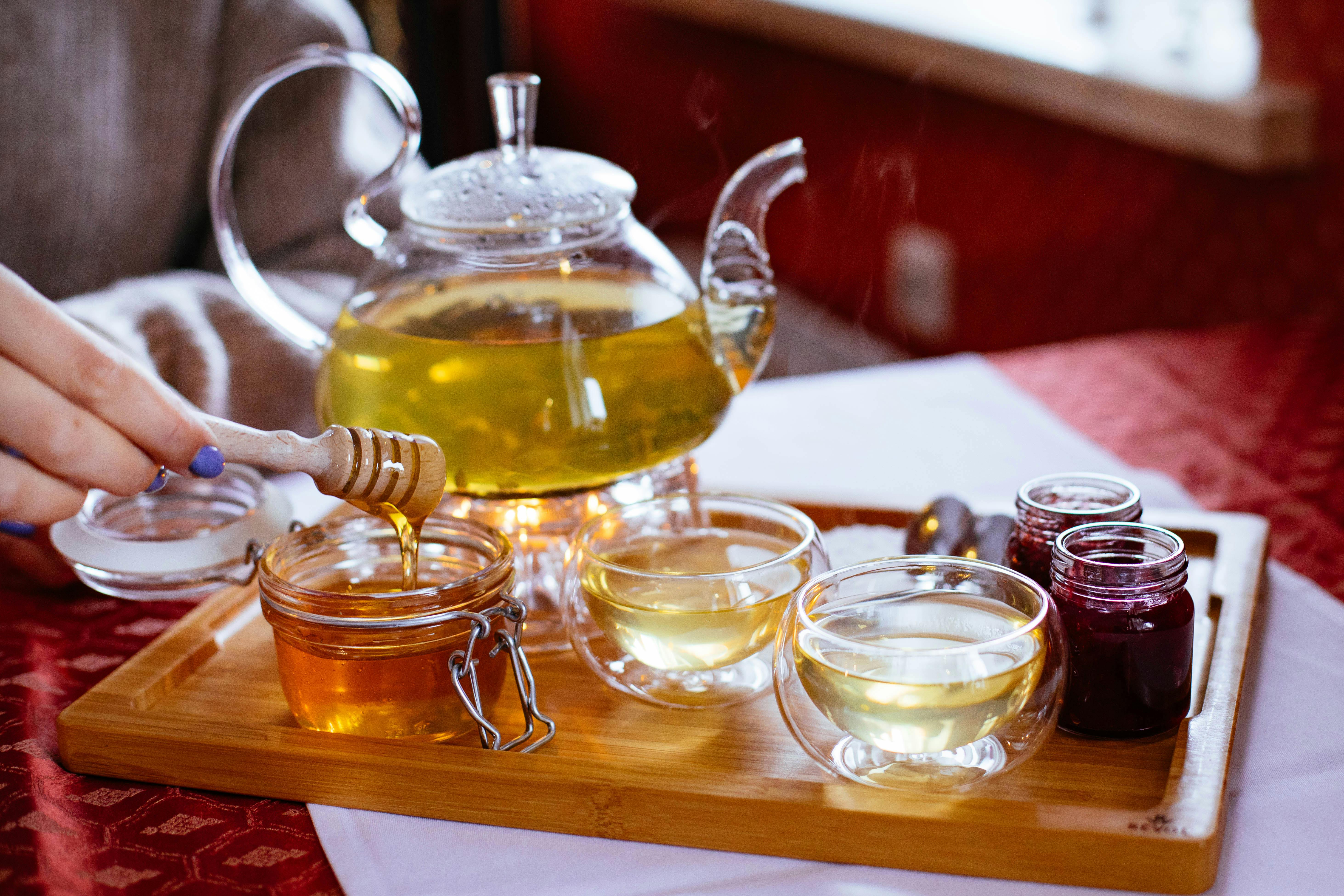 Des tasses de thé et du miel | Source : Pexels