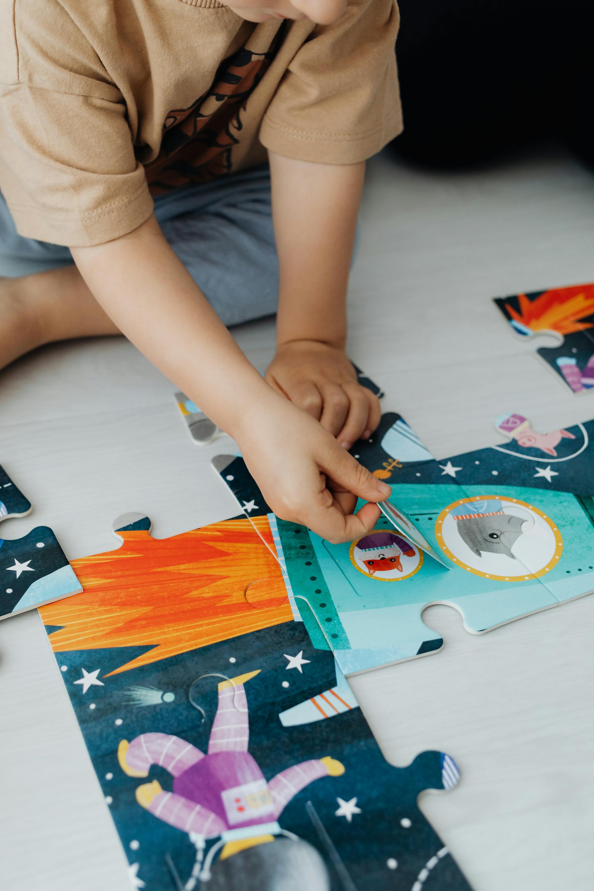 Gros plan d'un enfant faisant un puzzle | Source : Pexels