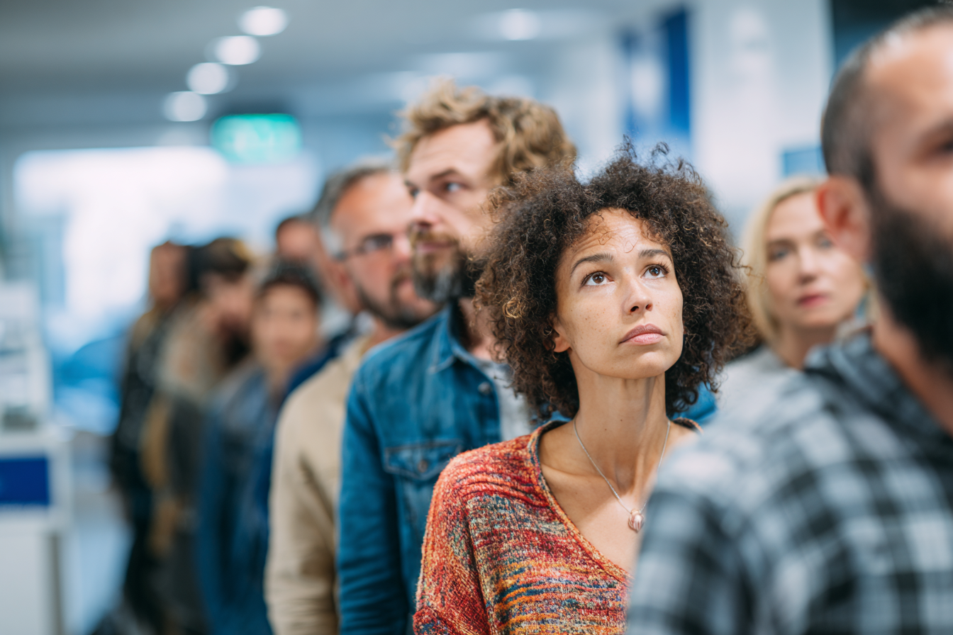 Des personnes font la queue | Source : Midjourney