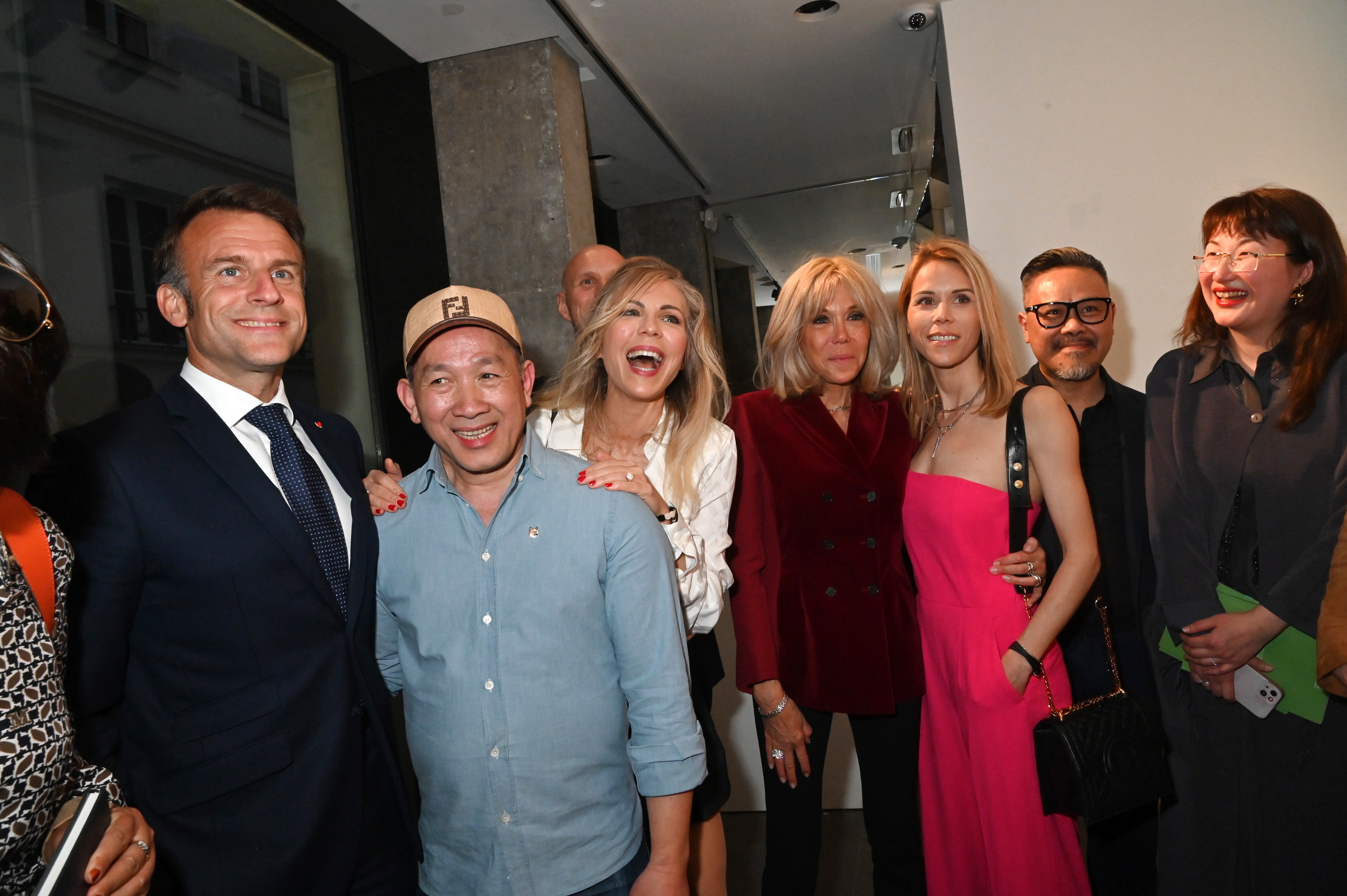 (De gauche à droite) Emmanuel Macron, les peintres Danhoo, Laurence Auzière et son mari Matthieu Gasser, Brigitte Macron, Tiphaine Auzière, les galéristes Anthony Phuong et Lea Ziwei Li-Phuong au vernissage "Nos Arts Nos Coups De Coeur" à la galerie A2Z le 29/04/2025 à Paris I Source : Getty Images