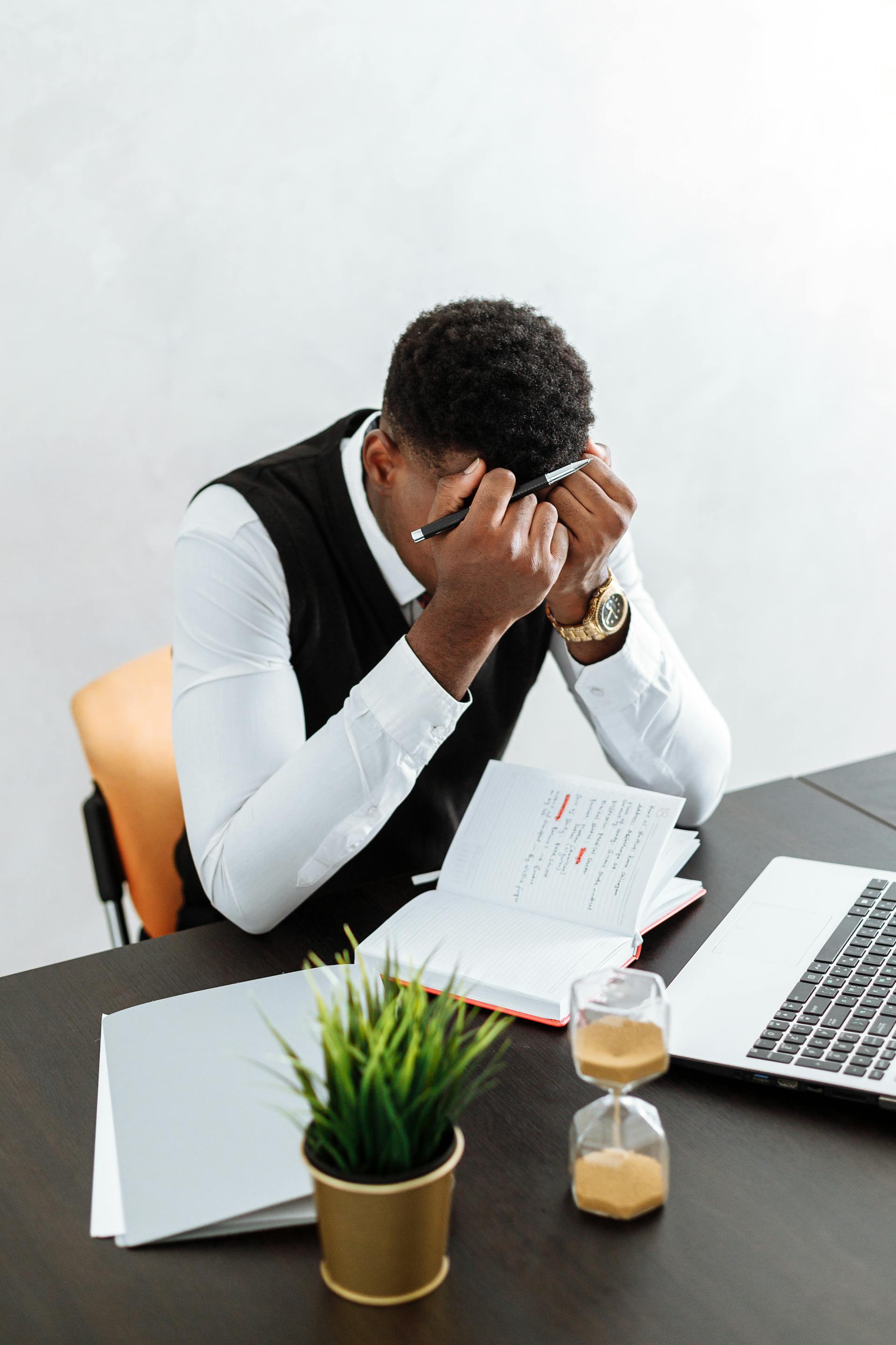 Un homme stressé dans son bureau | Source : Pexels