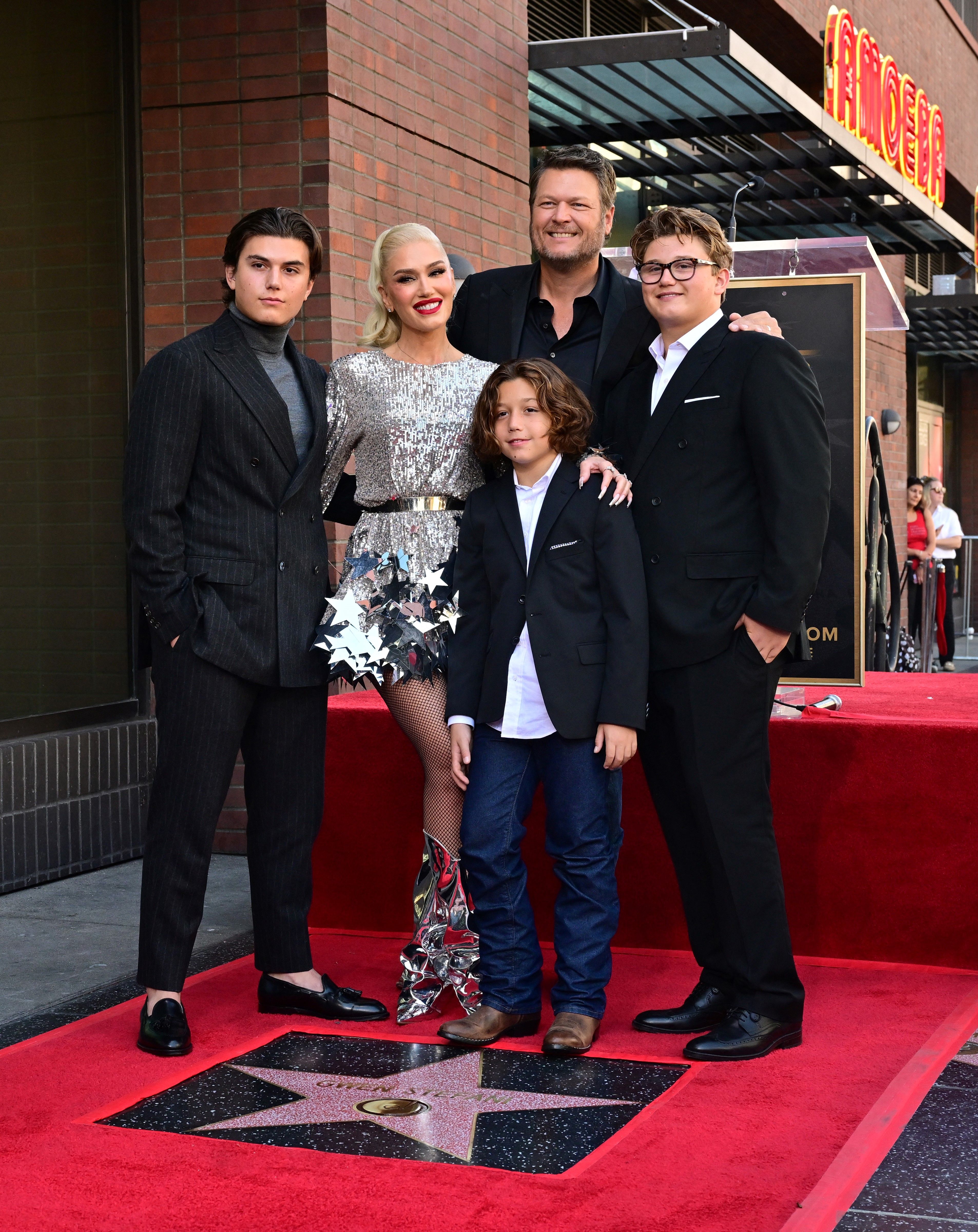 Gwen Stefani avec son mari, Blake Shelton, et ses fils, Kingston, Zuma et Apollo Rossdale, lors de la cérémonie d'inauguration de son étoile sur le Hollywood Walk of Fame, le 19 octobre 2023, à Hollywood, en Californie. | Source : Getty Images