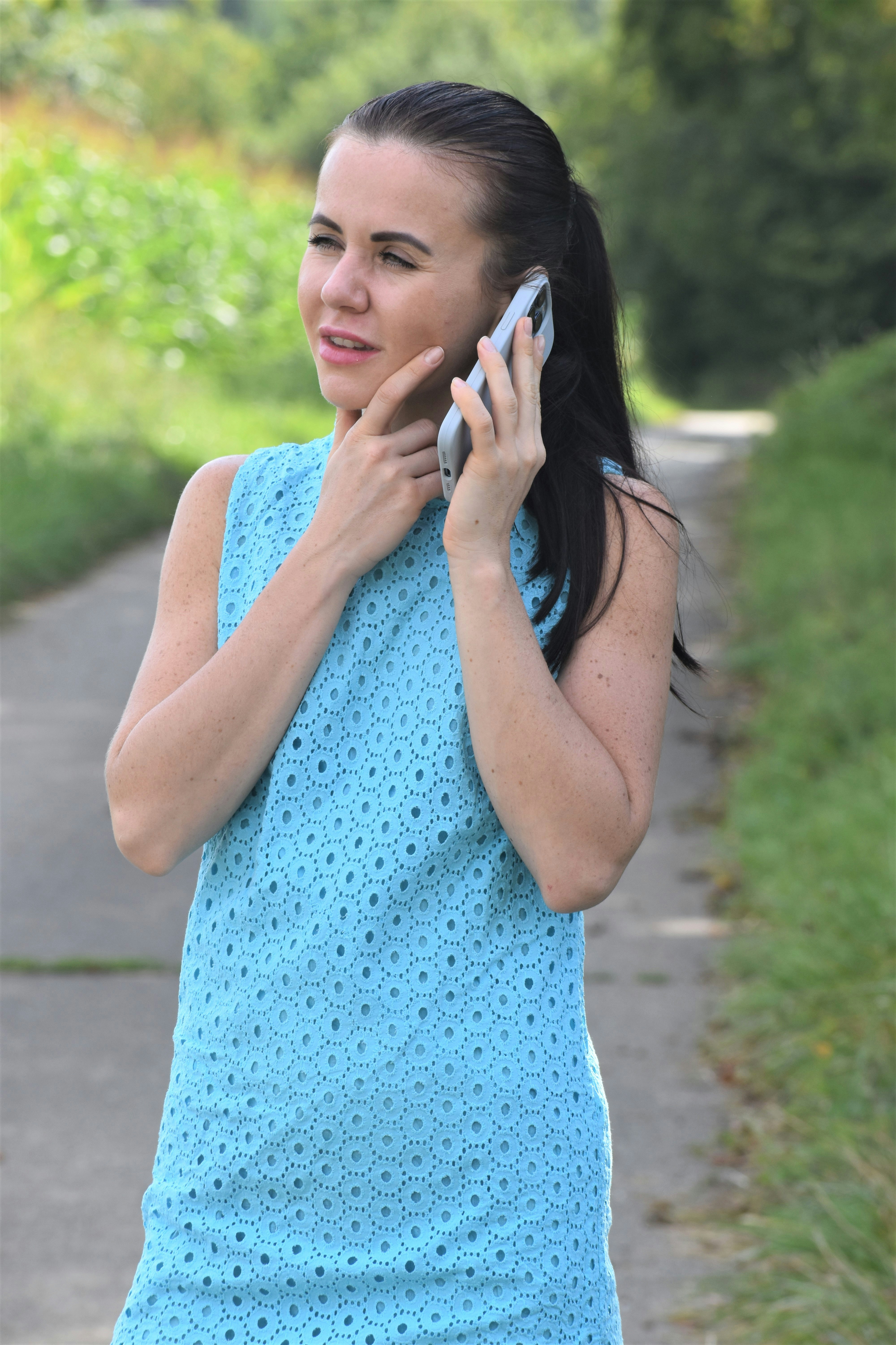 Une femme bouleversée lors d'un appel | Source : Unsplash
