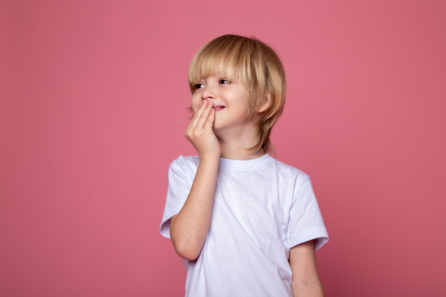Un petit garçon heureux | Source : Freepik