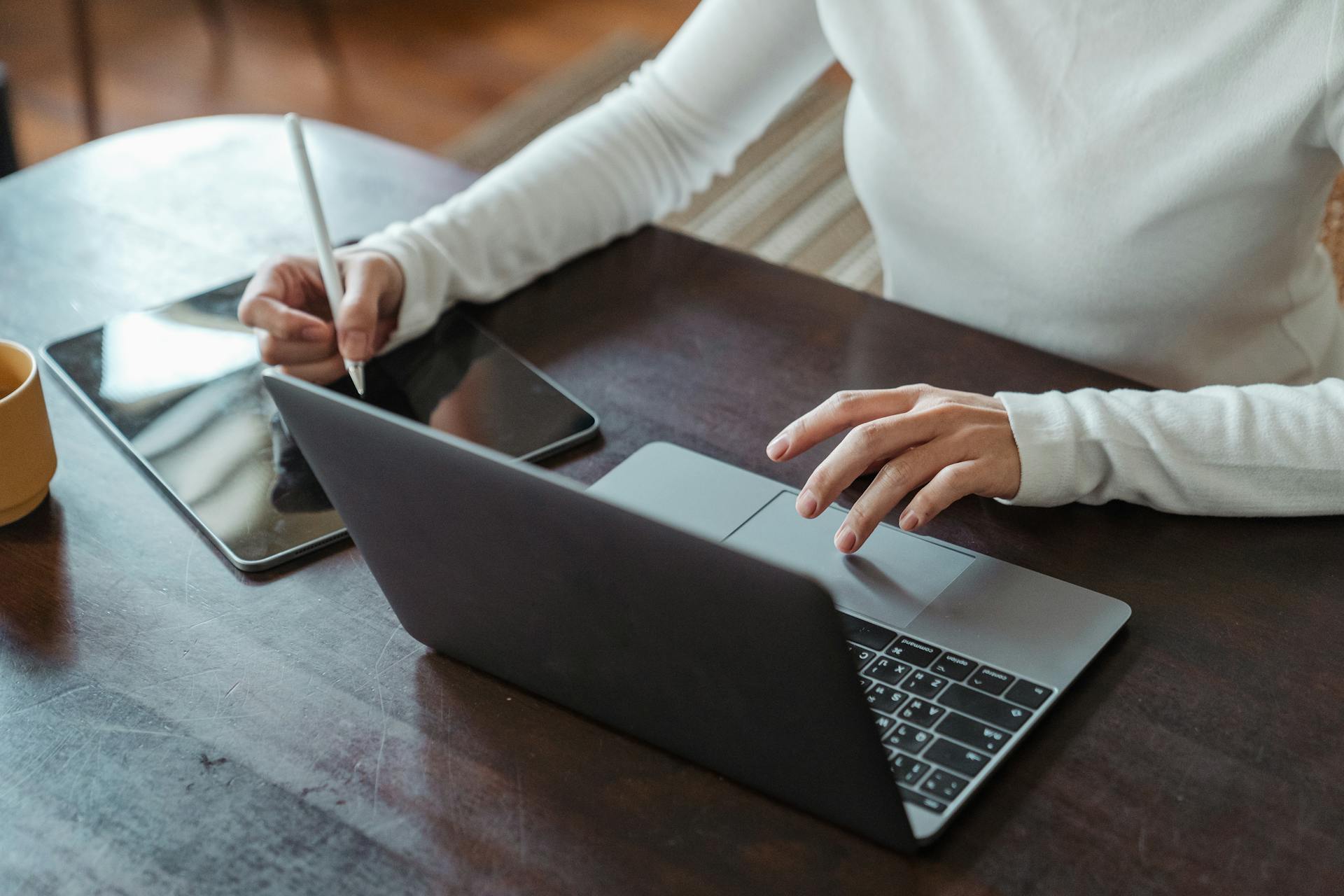 Une femme travaillant dans son bureau | Source : Pexels