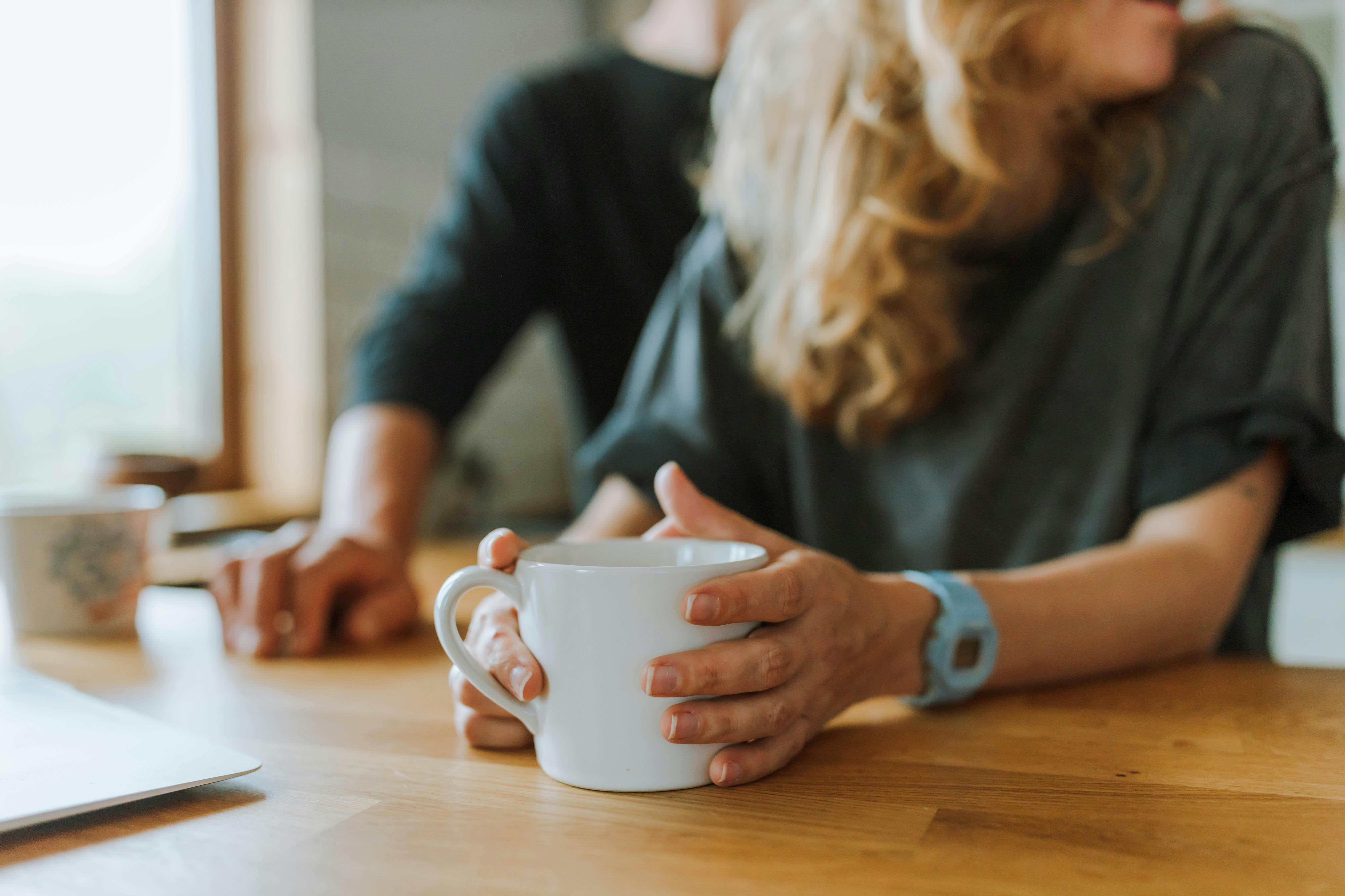 Un couple assis ensemble | Source : Pexels