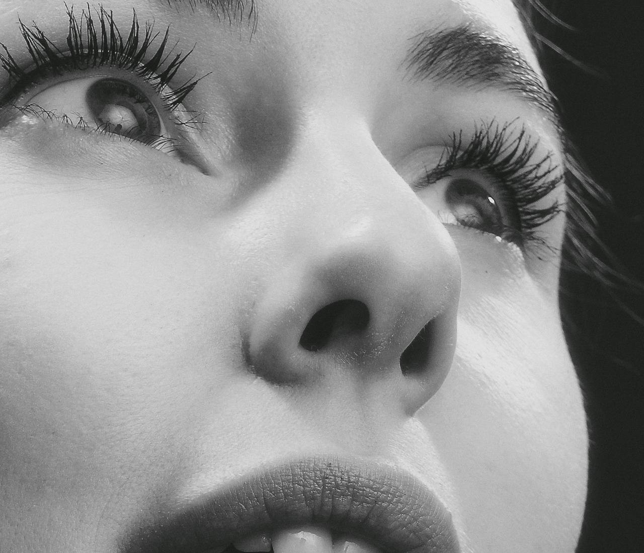 Photo en niveaux de gris d'une femme stupéfaite | Source : Pexels
