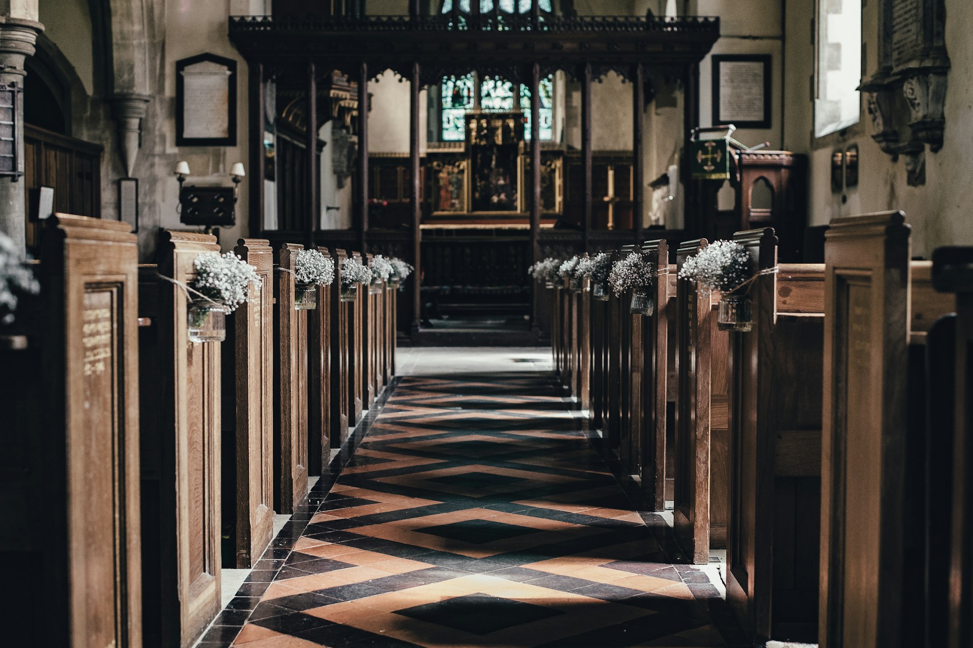 L'allée d'une église décorée pour un mariage | Source : Unsplash