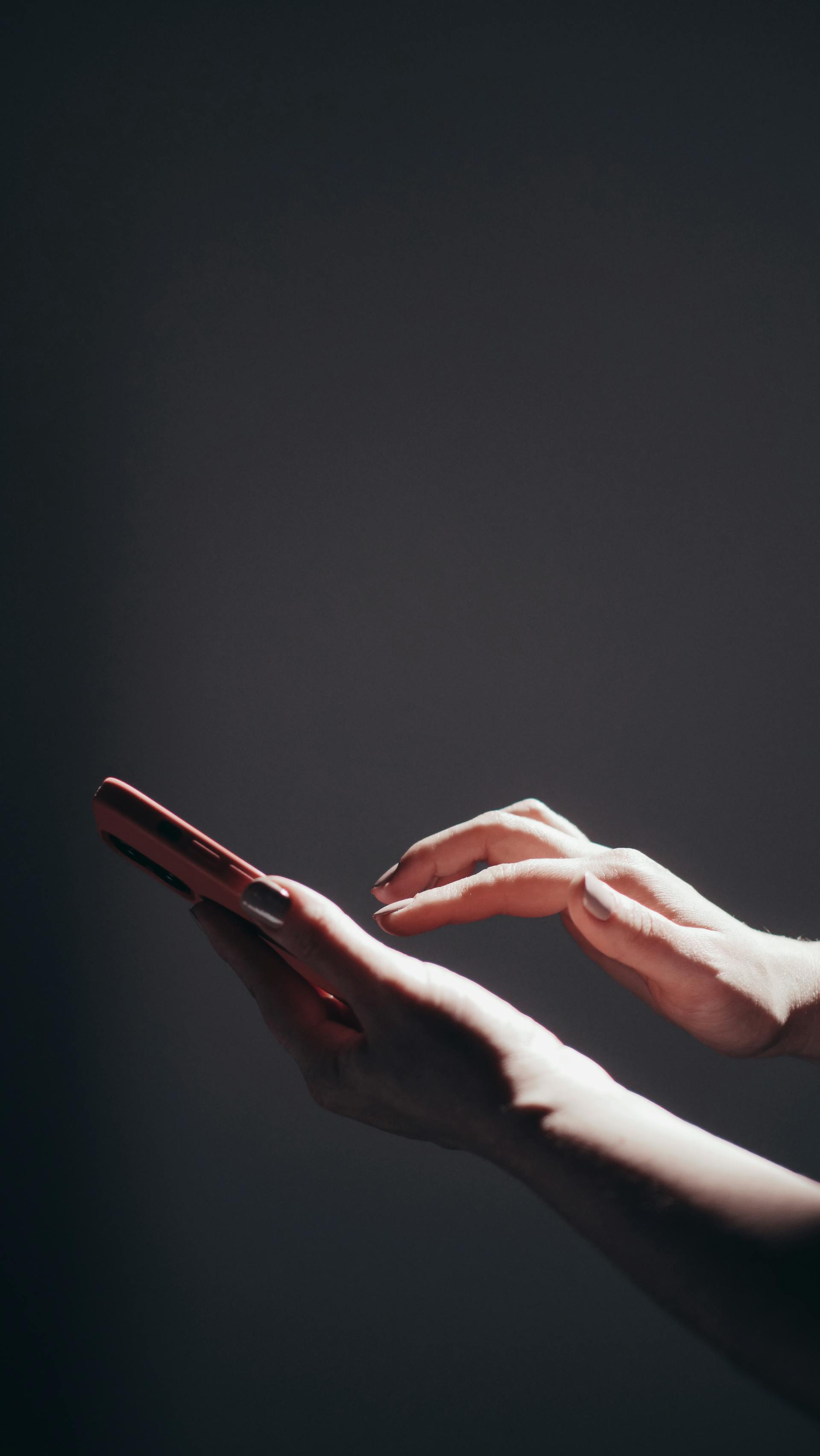 Une femme utilisant un téléphone | Source : Pexels