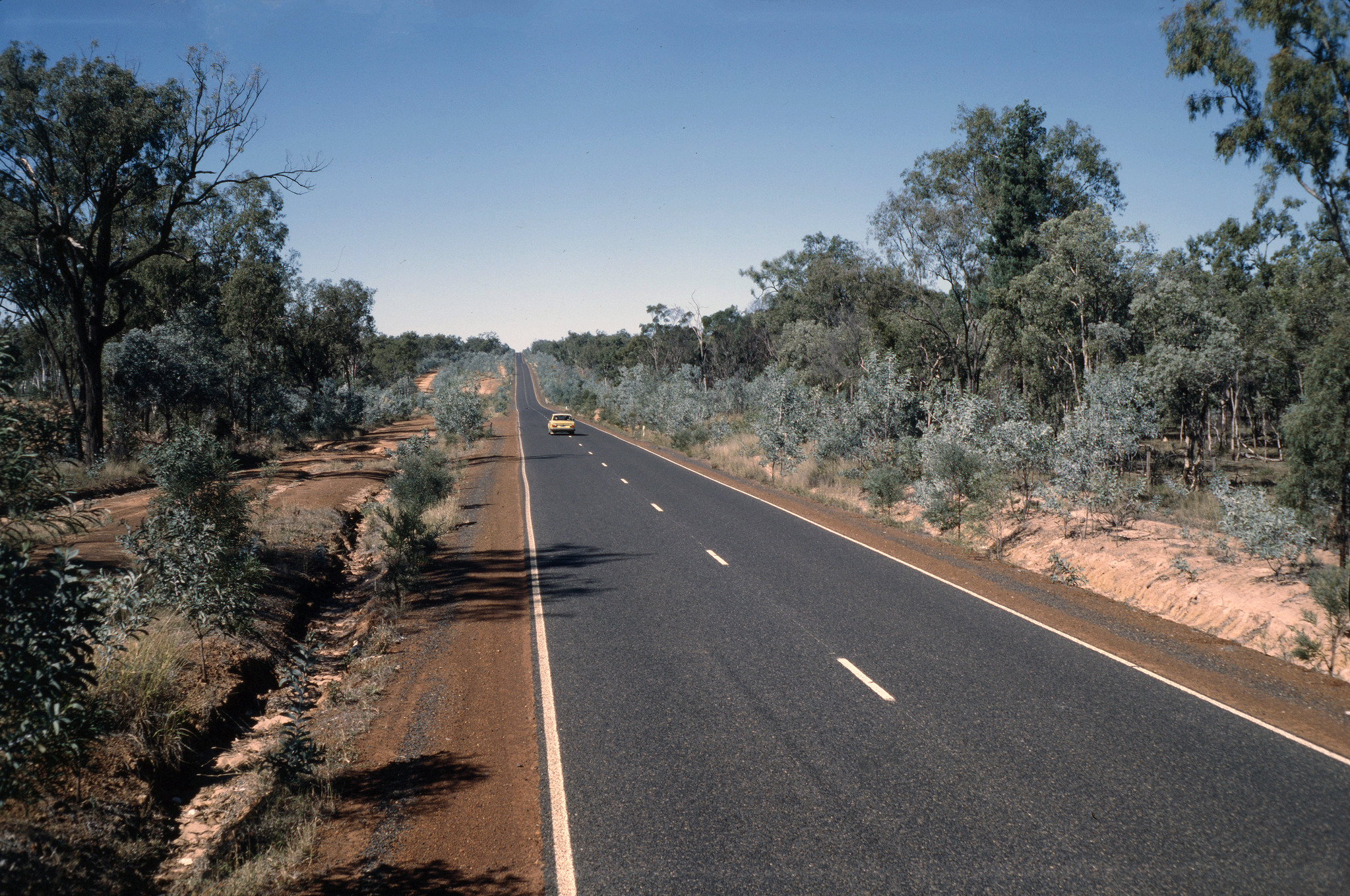 Duaringa- Émeraude sur la route du Capricorne dans le Queensland, en Australie, vers 1978. | Source : Flickr/queenslandstatearchives