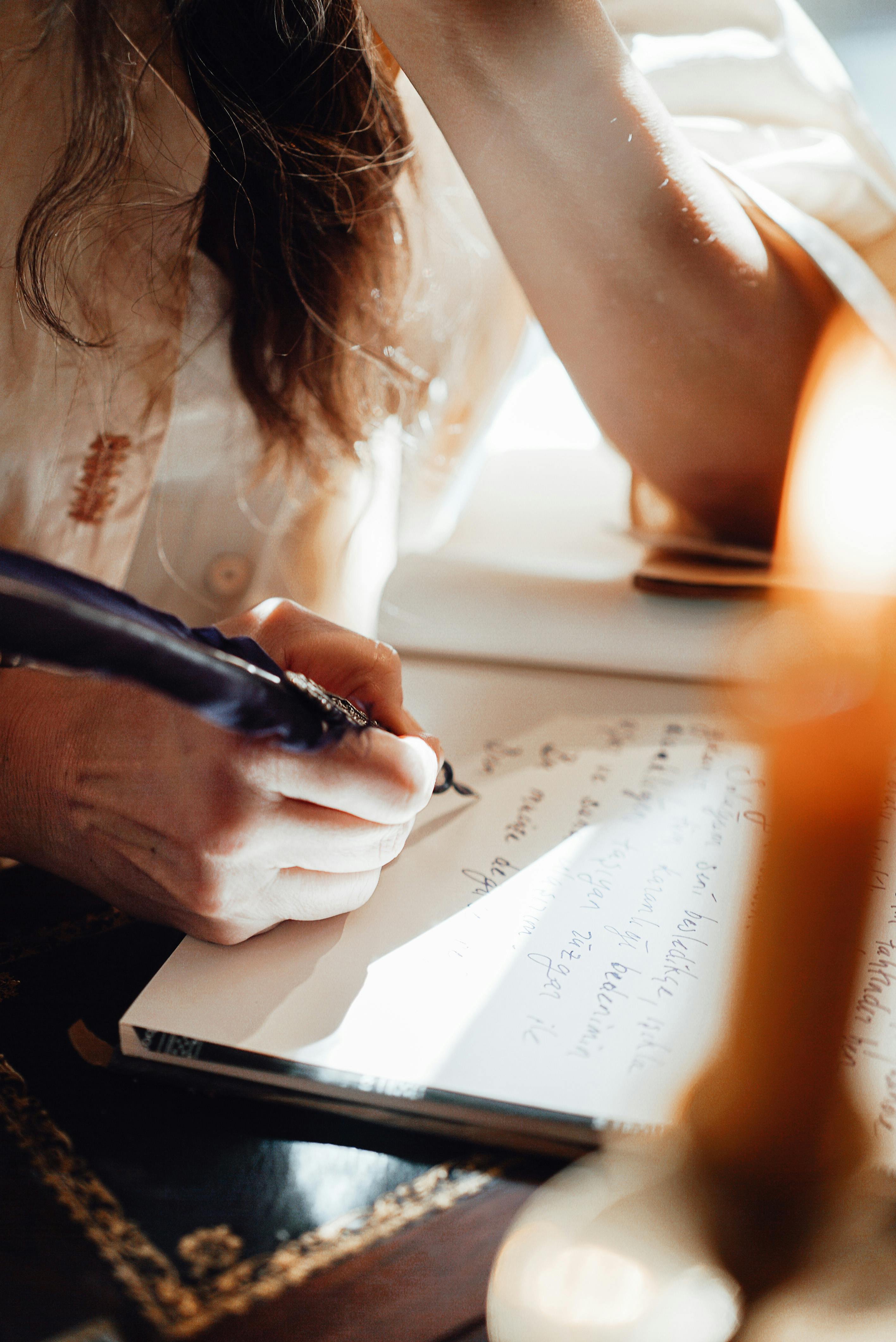 La main d'une femme qui écrit quelque chose | Source : Pexels