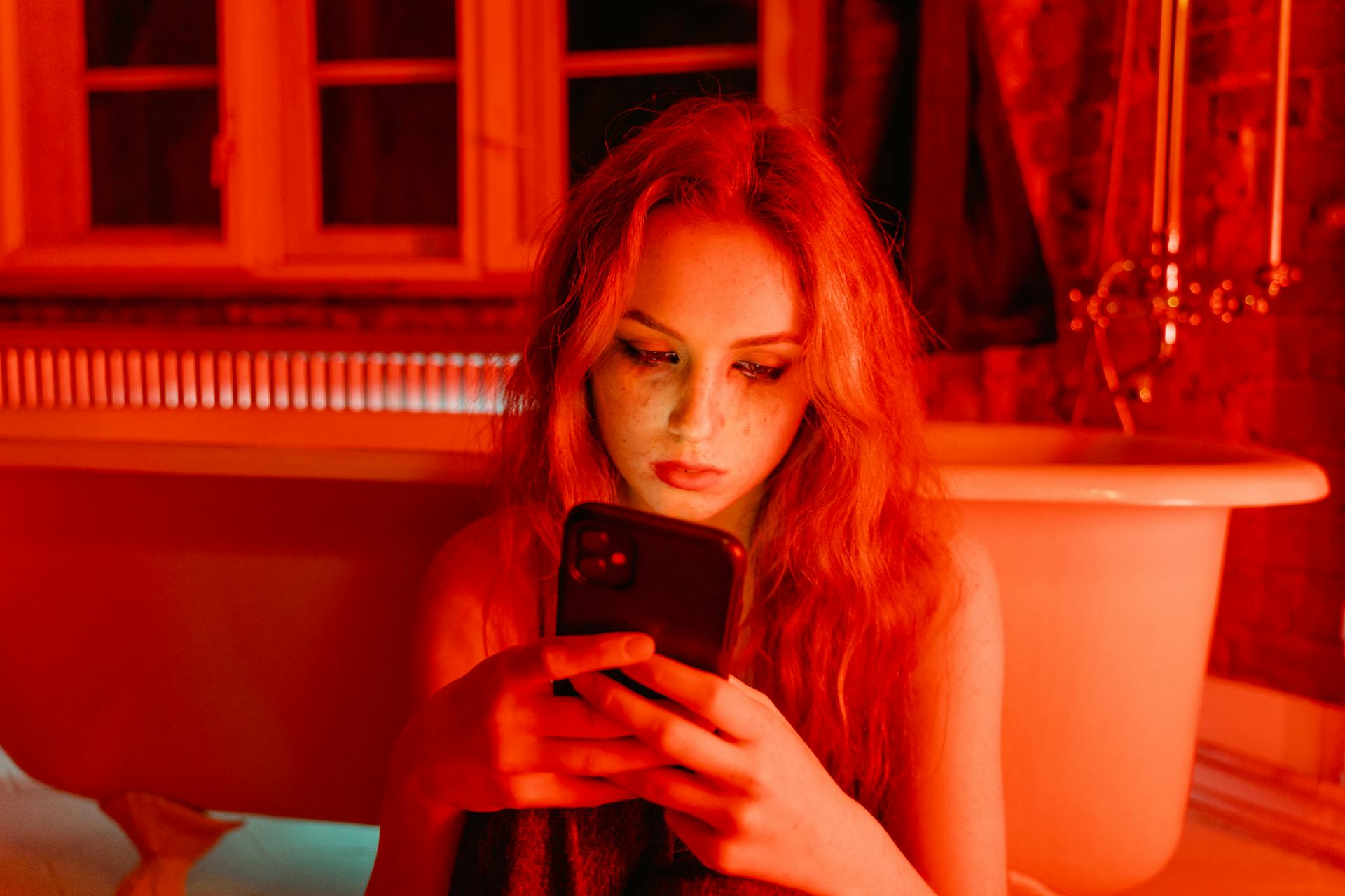 Une femme désemparée utilisant son téléphone portable | Source : Pexels