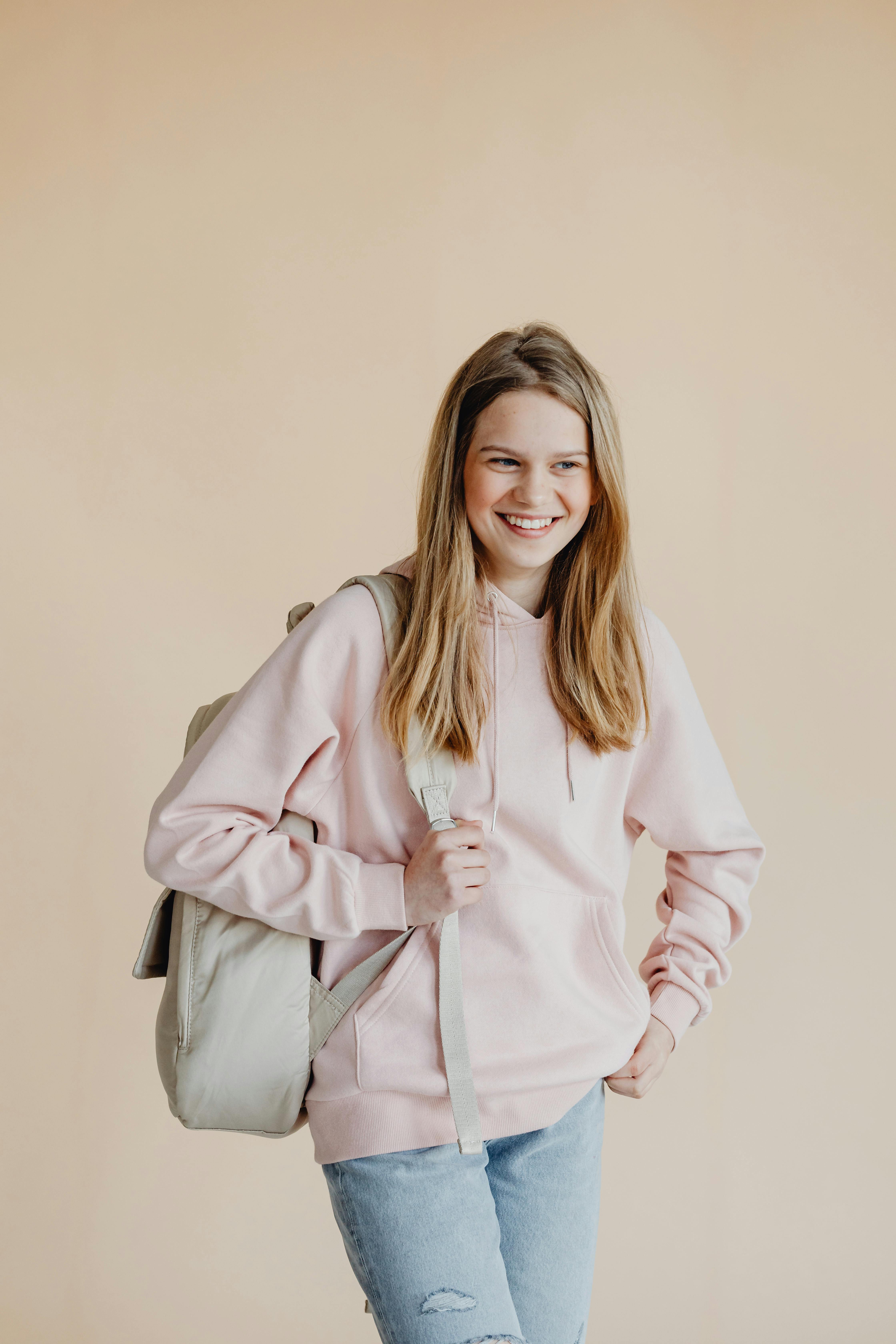 Une adolescente portant un sac à dos | Source : Pexels