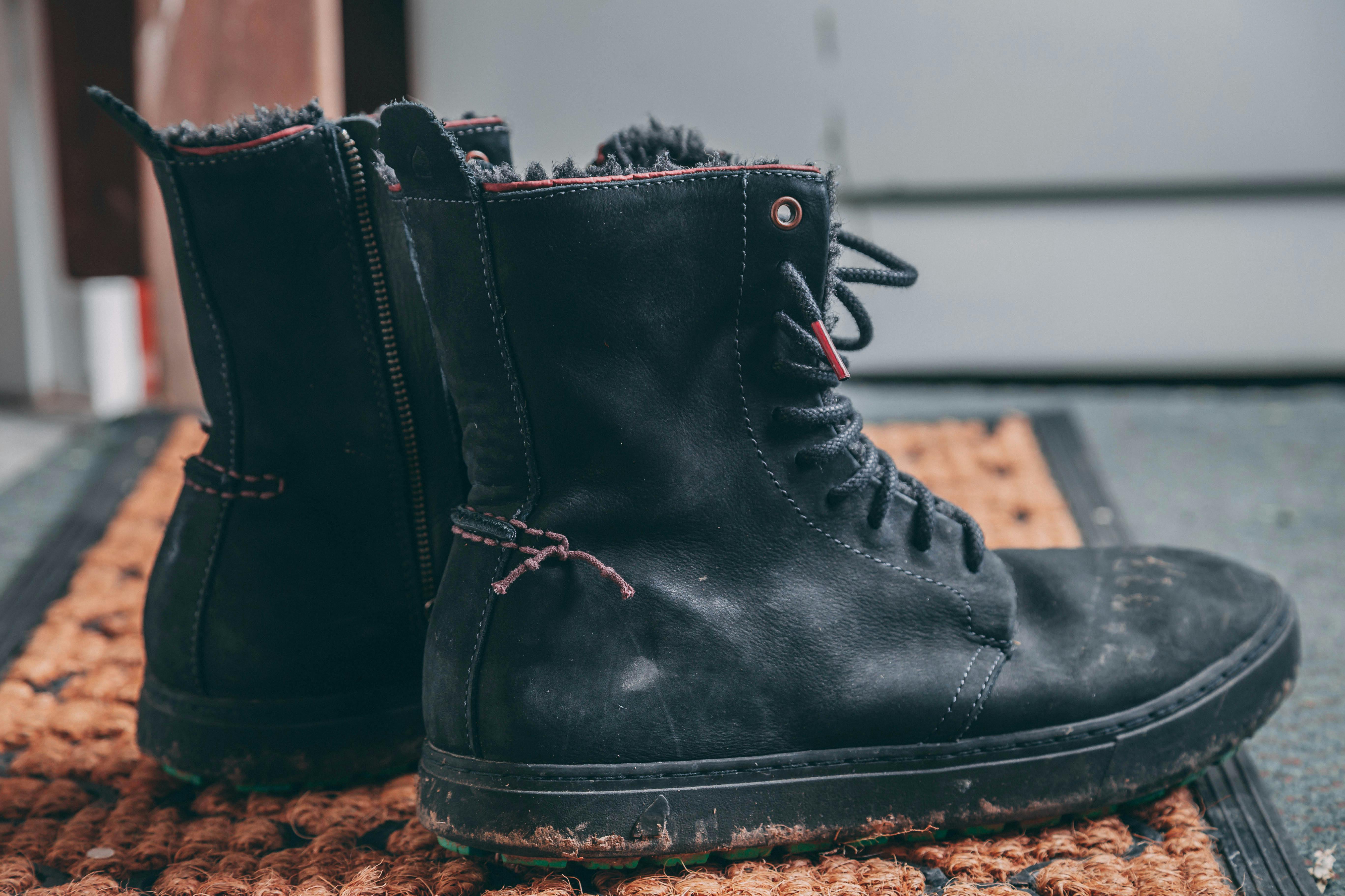 Une paire de bottes noires | Source : Pexels