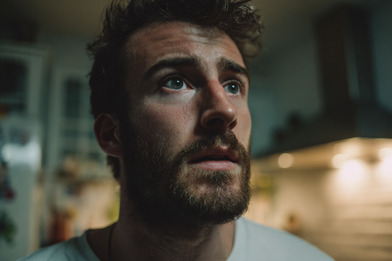 Un gros plan du visage d'un homme | Source : Midjourney