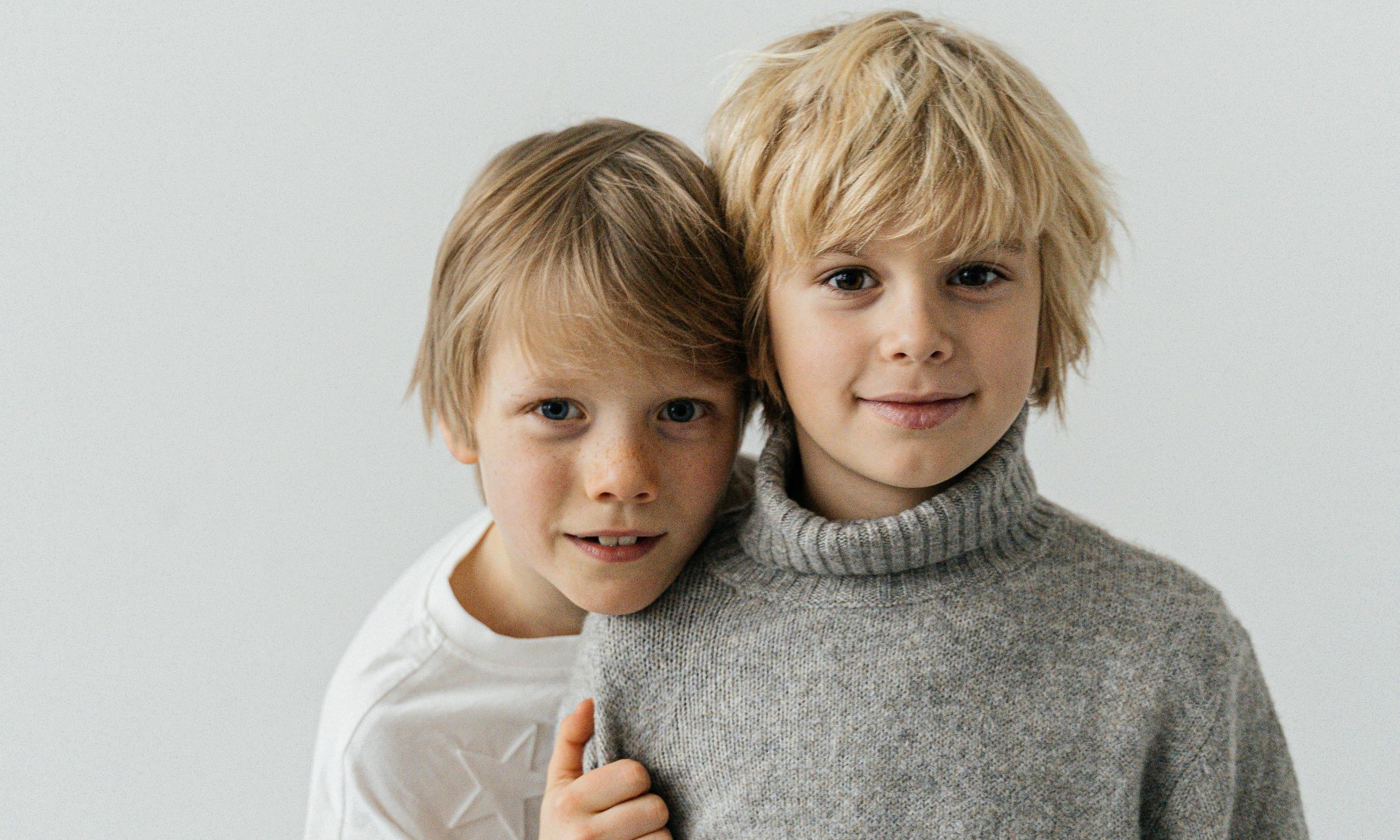 Une paire de garçons blonds | Source : Pexels