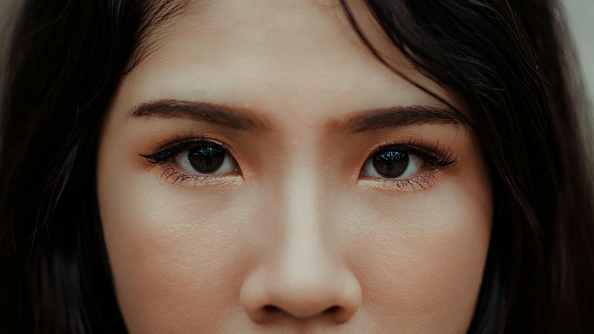 Une femme qui regarde droit devant elle | Source : Pexels