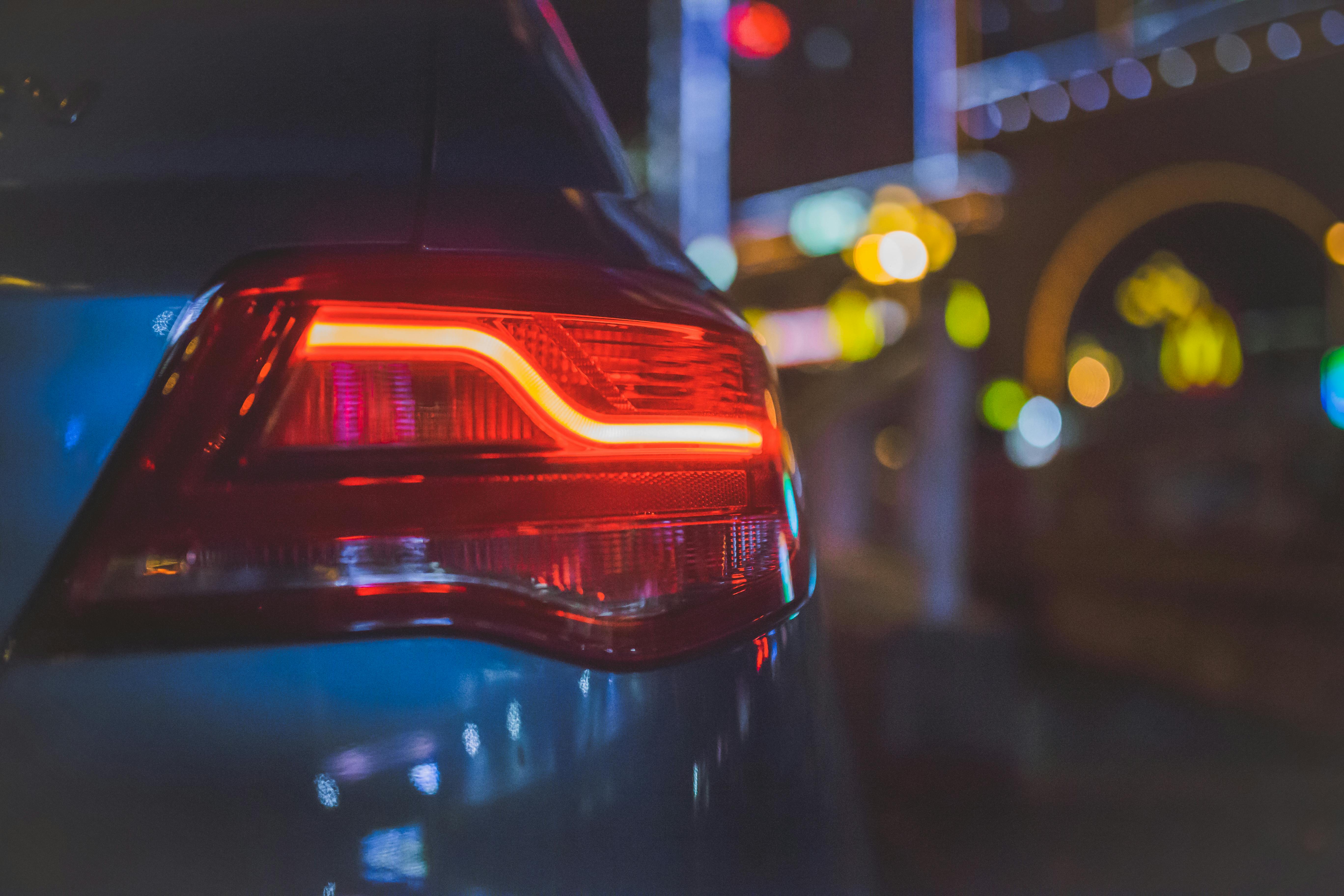Feu arrière rouge | Source : Pexels