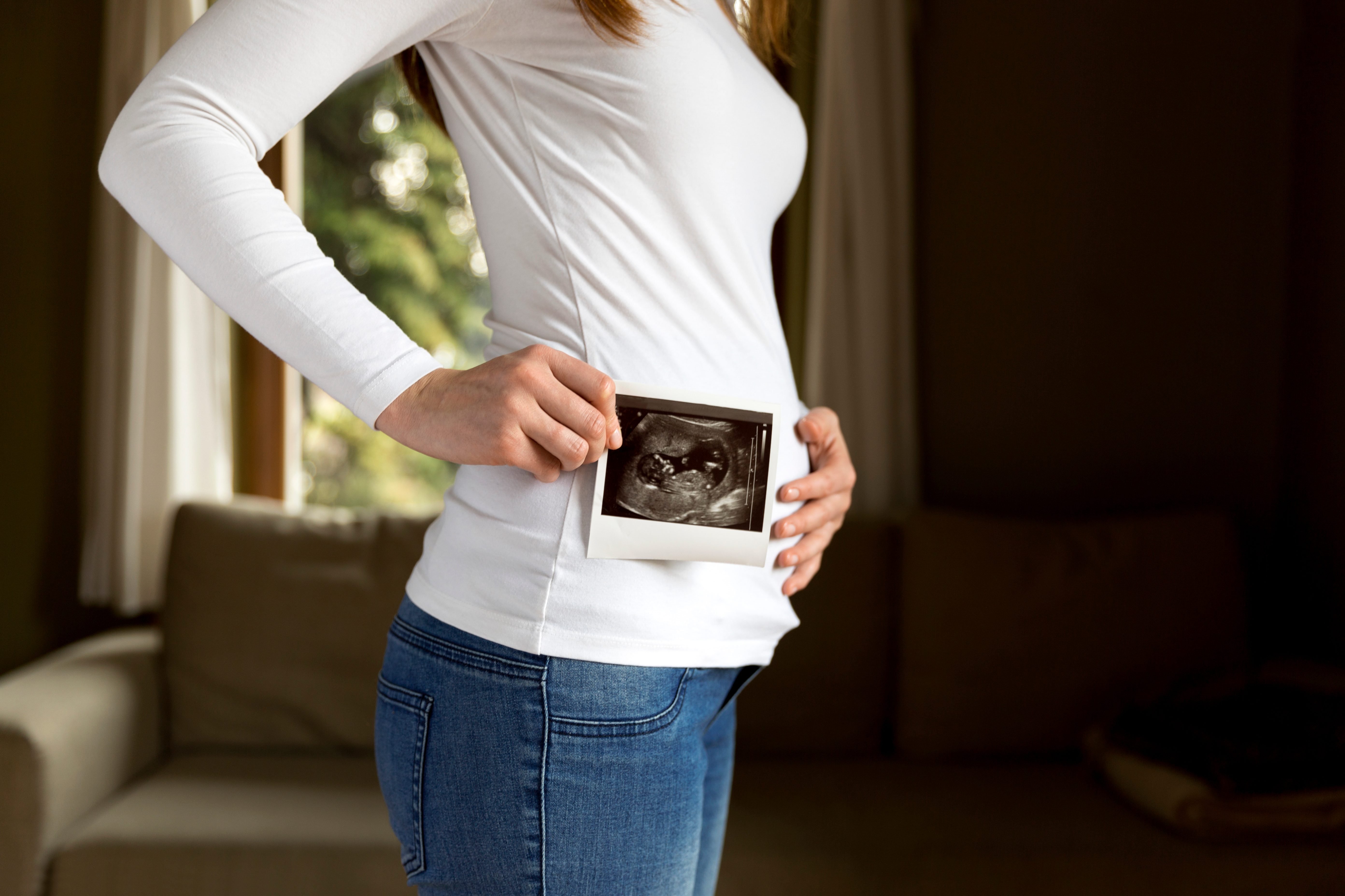 Une femme enceinte tenant une échographie | Source : Shutterstock