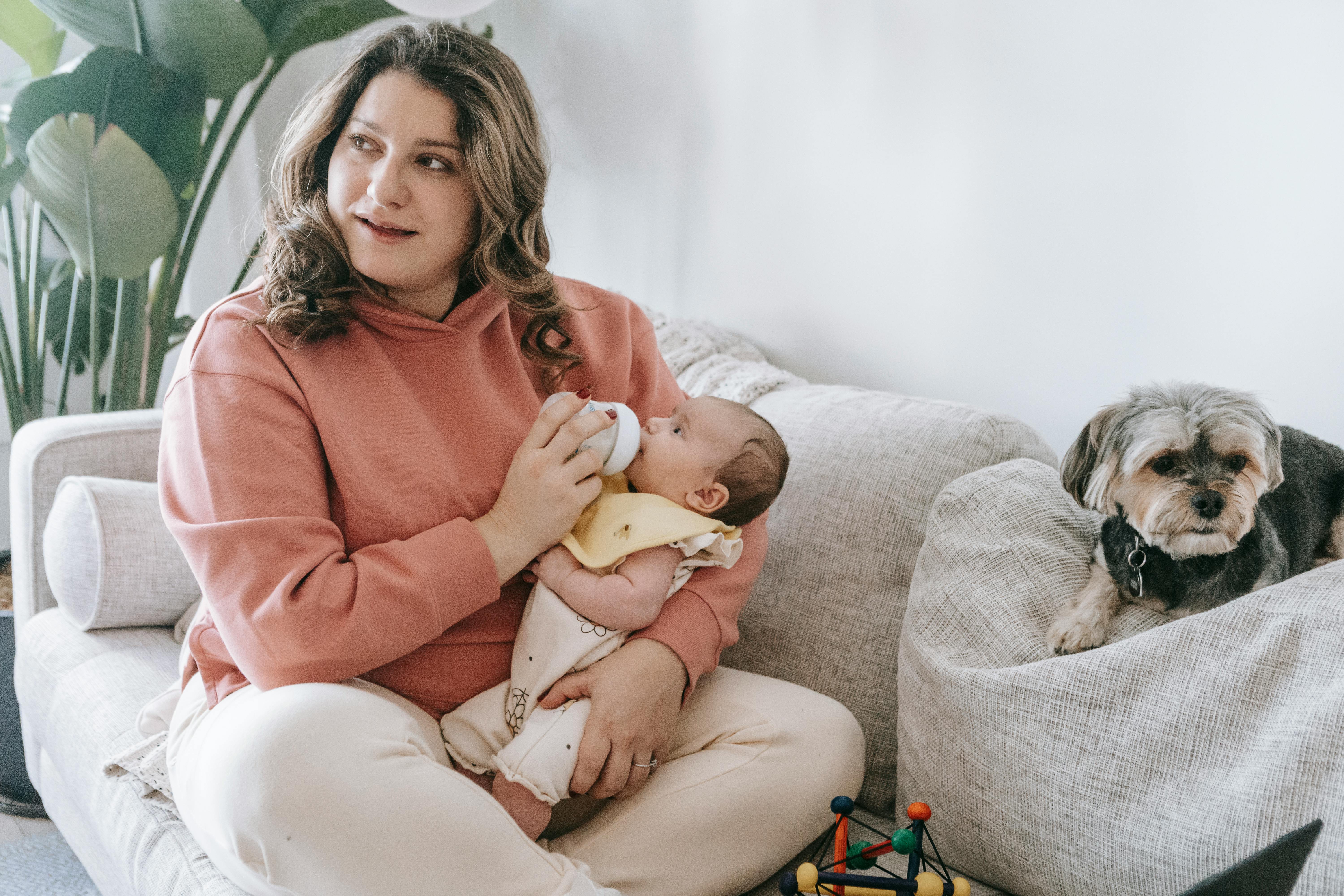 Une femme nourrit un enfant au biberon | Source : Pexels