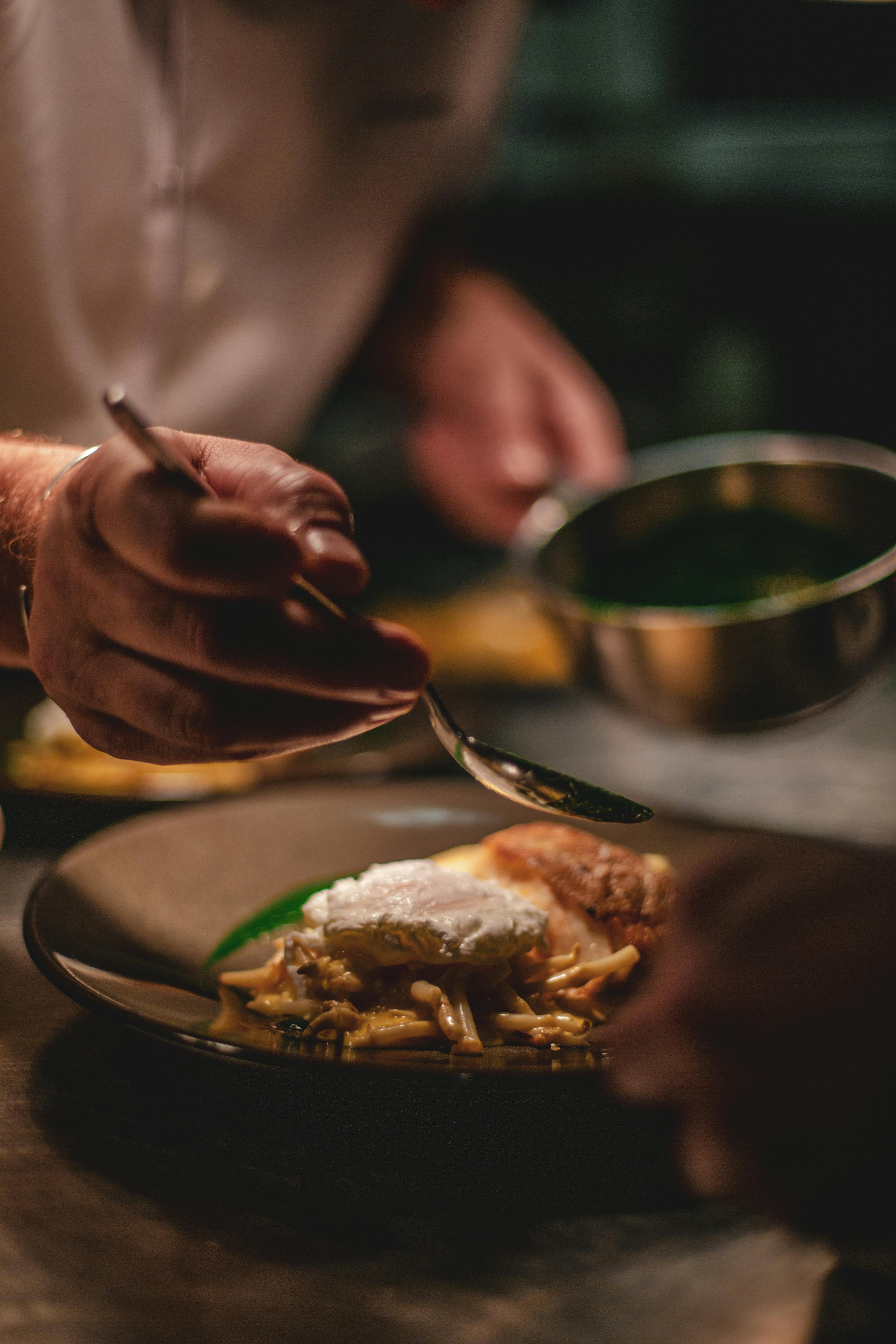 Homme en train de cuisiner | Source : Pexels