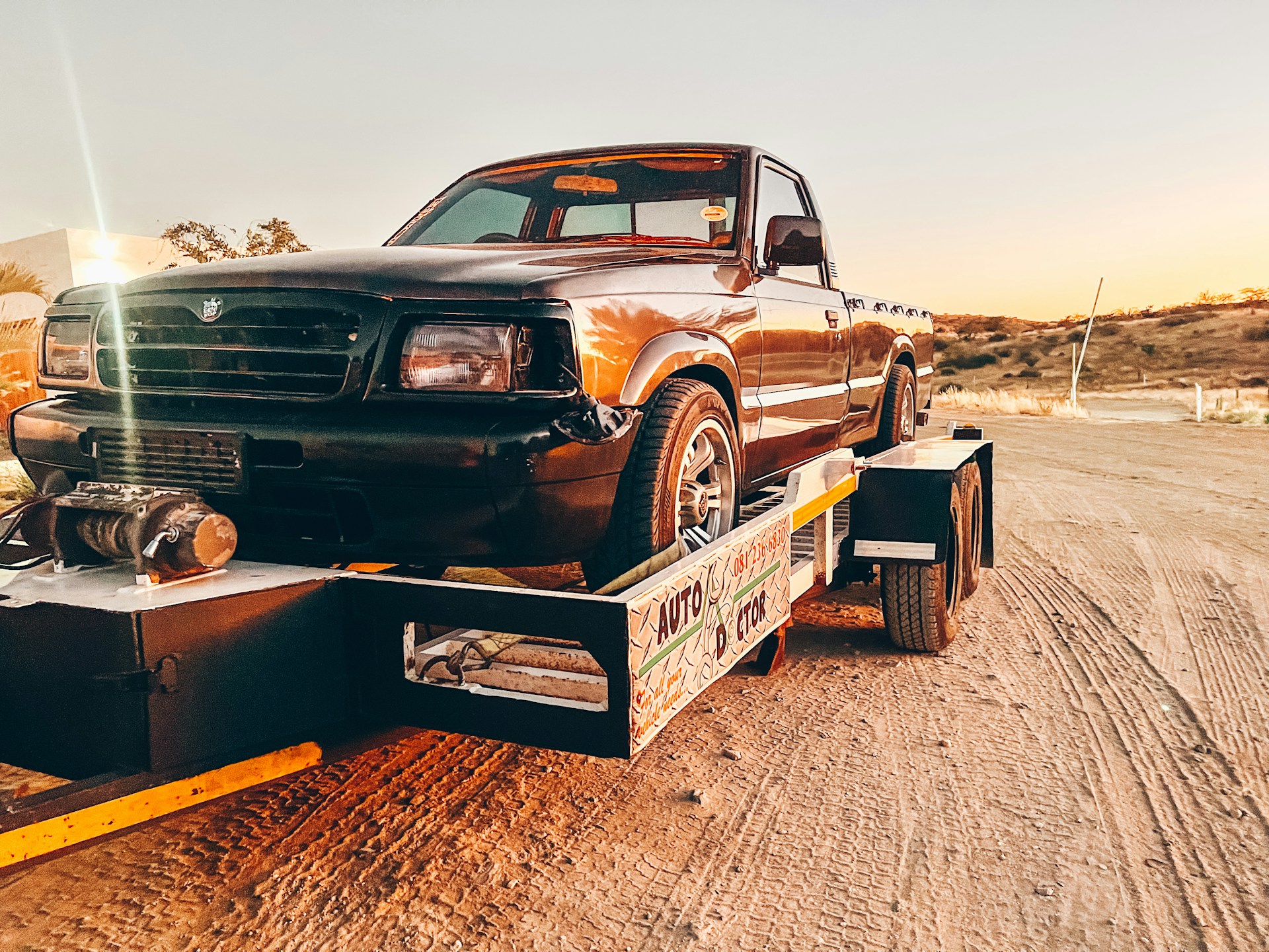 Une camionnette en train d'être remorquée | Source : Unsplash