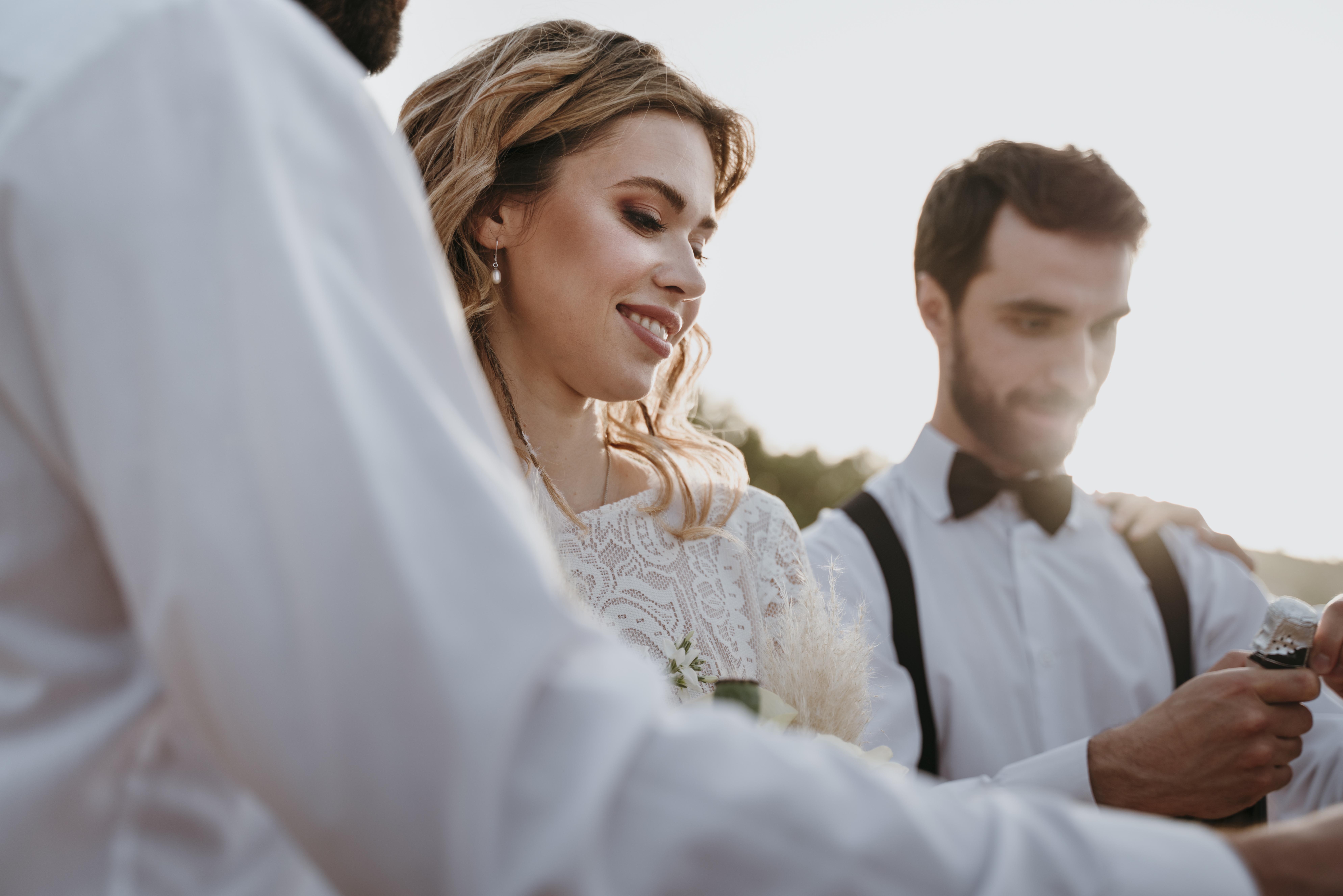Invités de mariage en train de parler | Source : FreePik