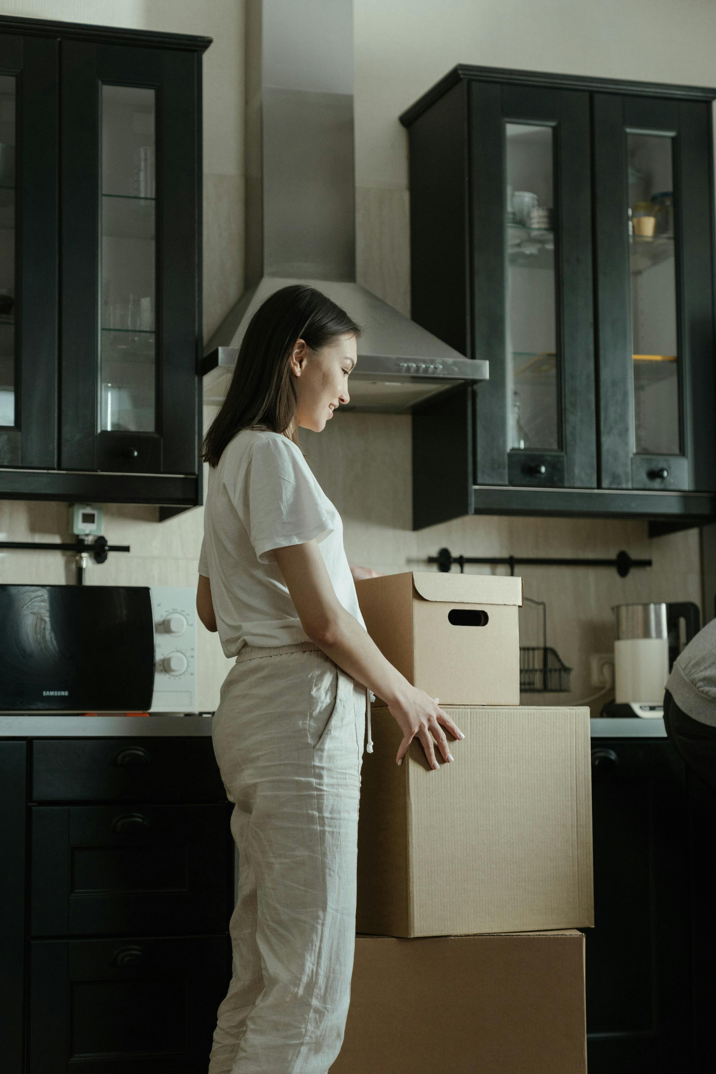 Une fille heureuse avec des boîtes | Source : Pexels