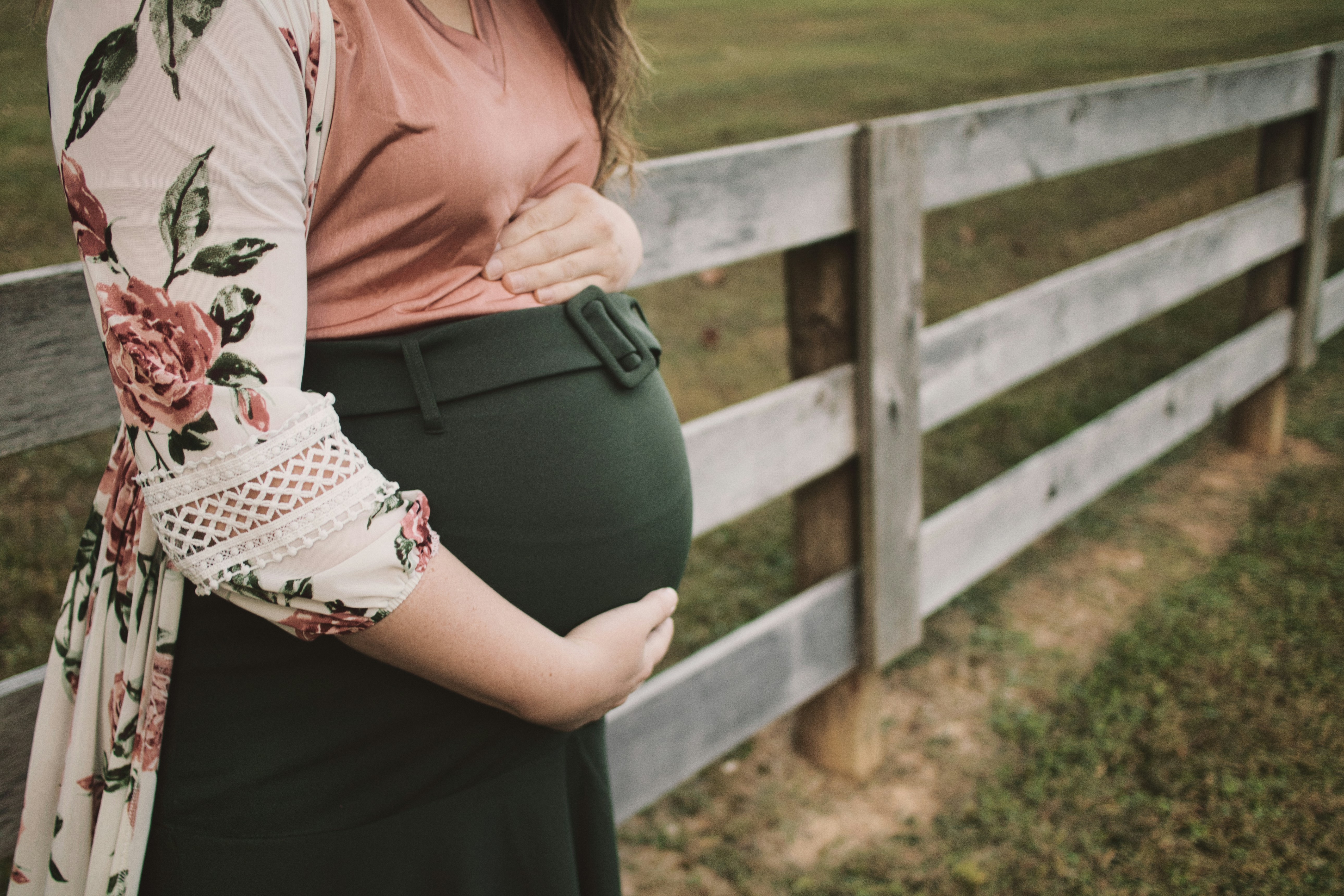 Le ventre d'une femme enceinte | Source : Unsplash