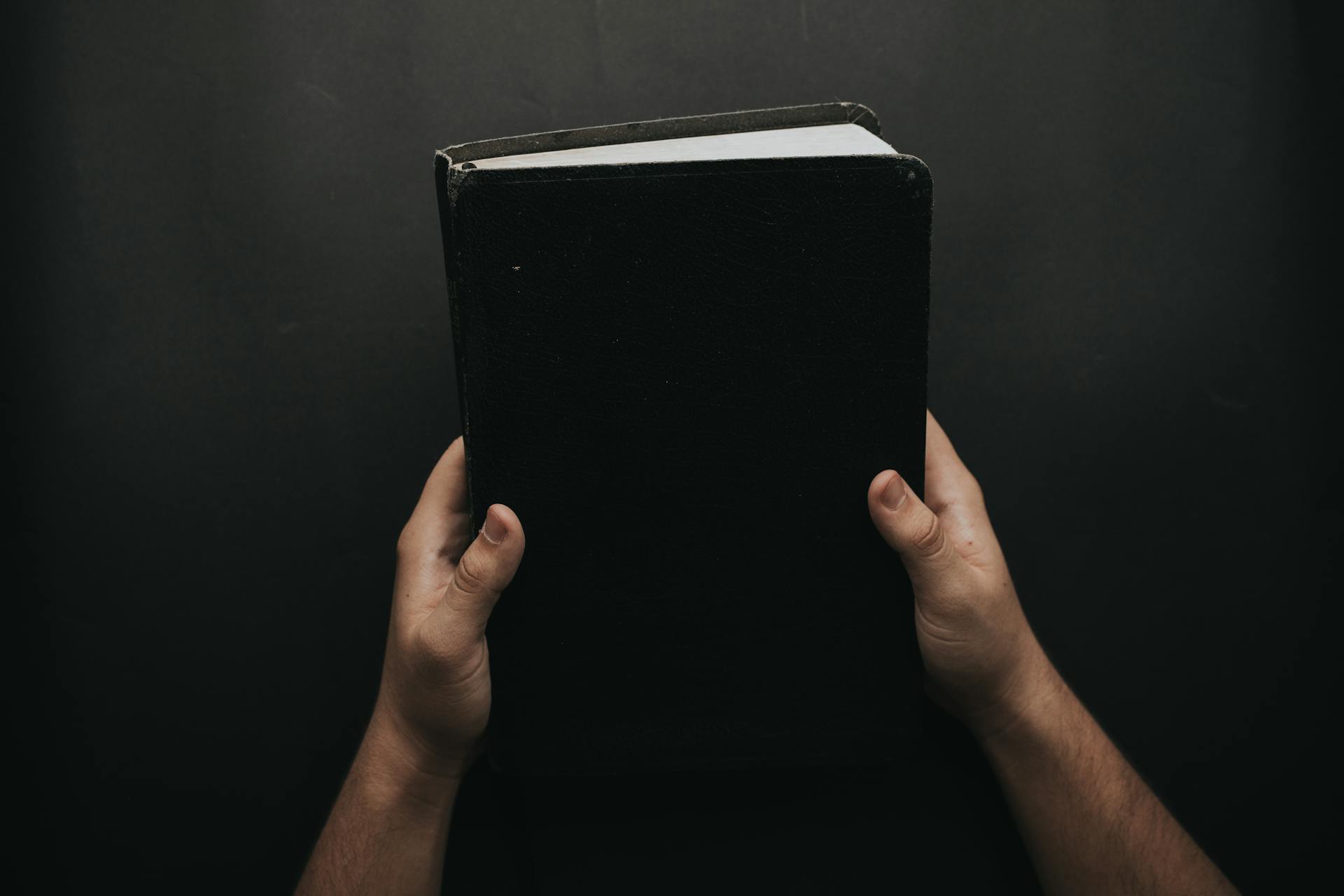 Un homme tenant un livre | Source : Pexels